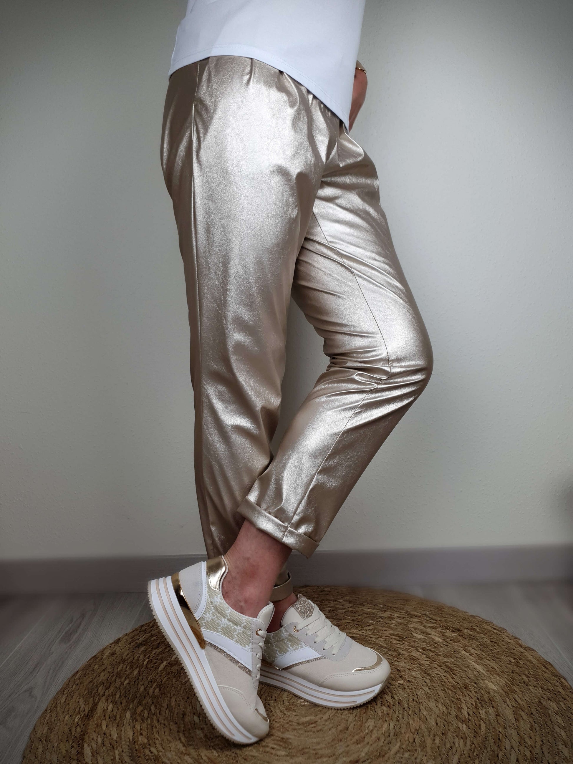 Pantalon simili cuir doré, coupe droite retroussé en bas avec des poches italiennes de chaque coté. A decouvrir sur www.gayano.fr