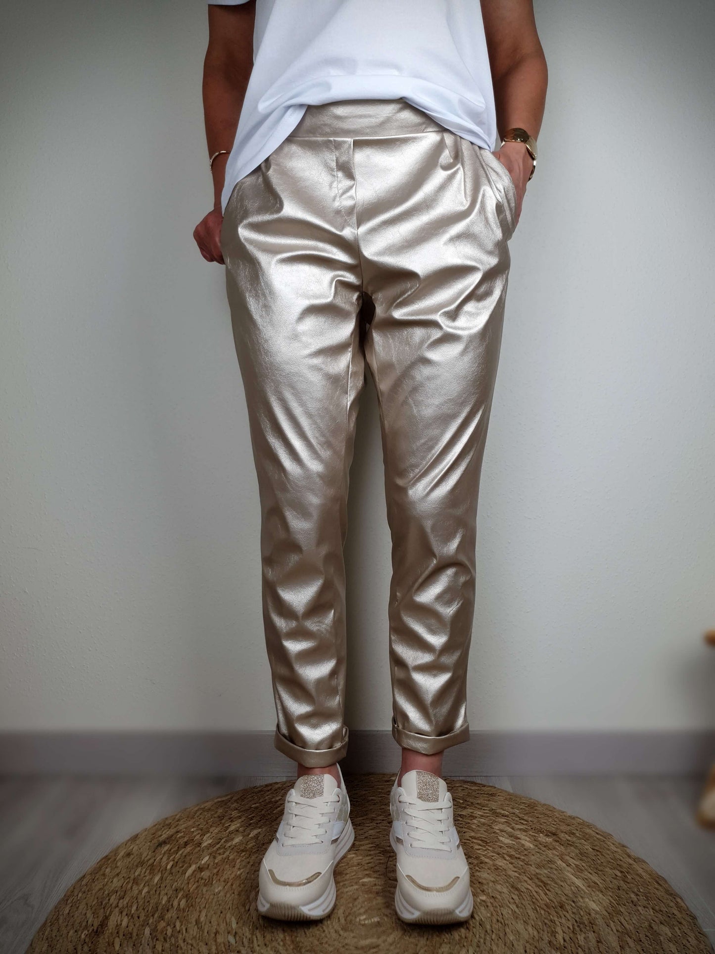 Pantalon simili cuir doré, coupe droite retroussé en bas avec des poches italiennes de chaque coté. A decouvrir sur www.gayano.fr