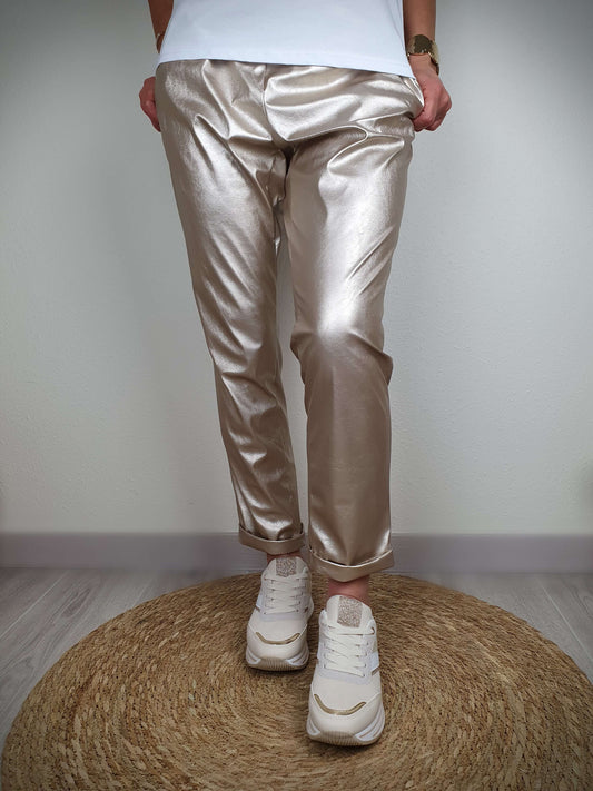 Pantalon simili cuir doré, coupe droite retroussé en bas avec des poches italiennes de chaque coté. A decouvrir sur www.gayano.fr