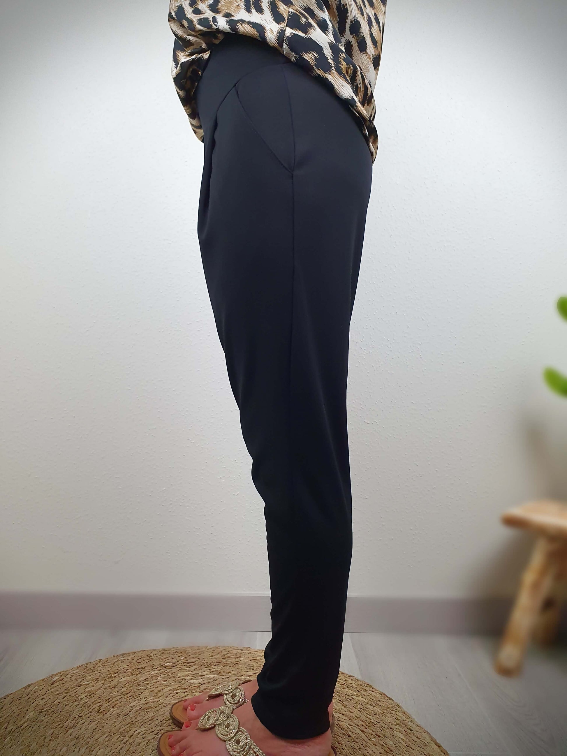 Ce pantalon ample de couleur noir, fabriqué en France, séduit par sa coupe confortable. Doté d'une poche italienne de chaque côté, il allie praticité et style. Sa matière fluide et légère, composée à 95% de polyester et 5% d'élasthanne, offre une sensation agréable. Un choix idéal pour allier confort et élégance.
