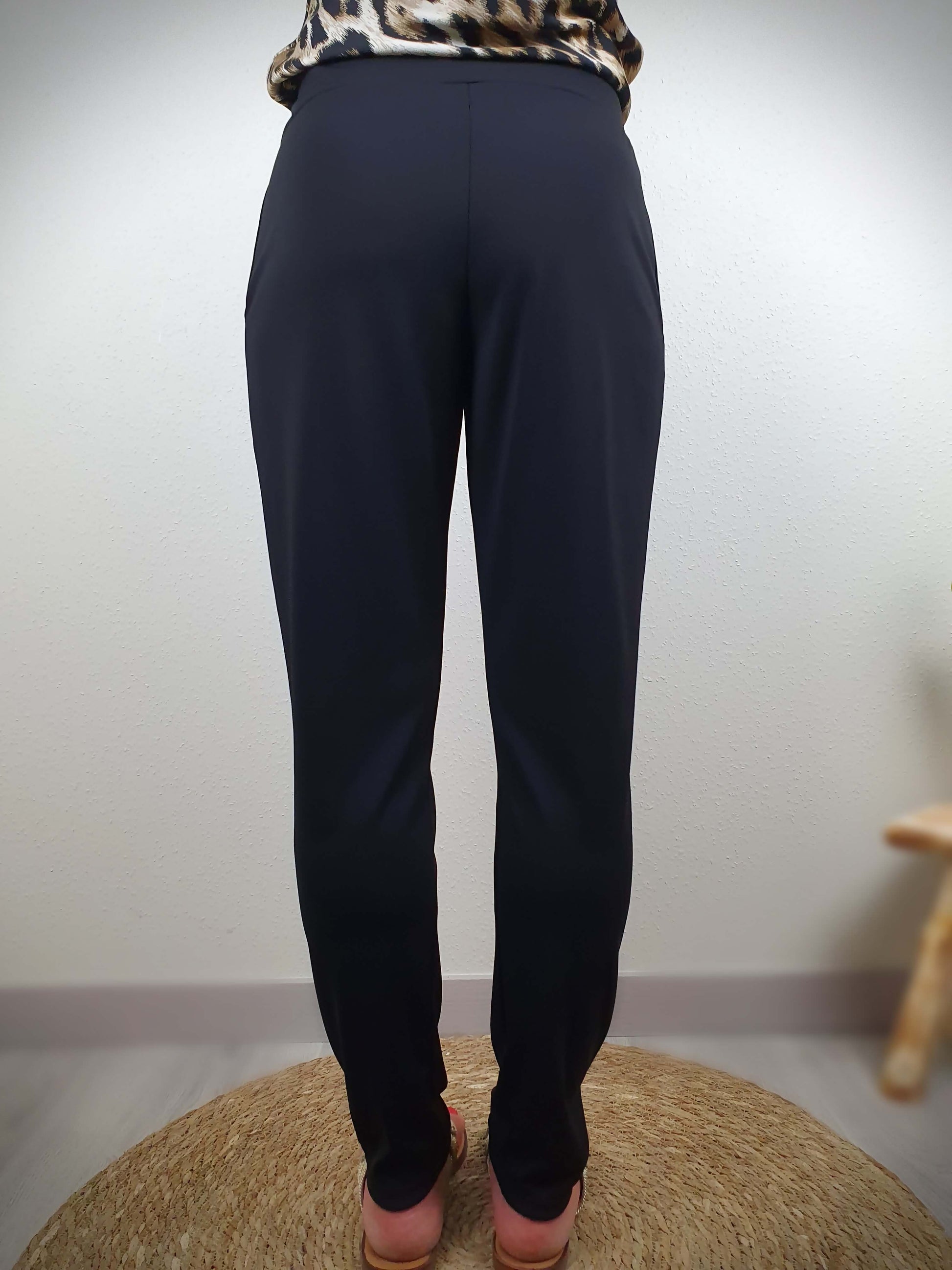 Ce pantalon ample de couleur noir, fabriqué en France, séduit par sa coupe confortable. Doté d'une poche italienne de chaque côté, il allie praticité et style. Sa matière fluide et légère, composée à 95% de polyester et 5% d'élasthanne, offre une sensation agréable. Un choix idéal pour allier confort et élégance.