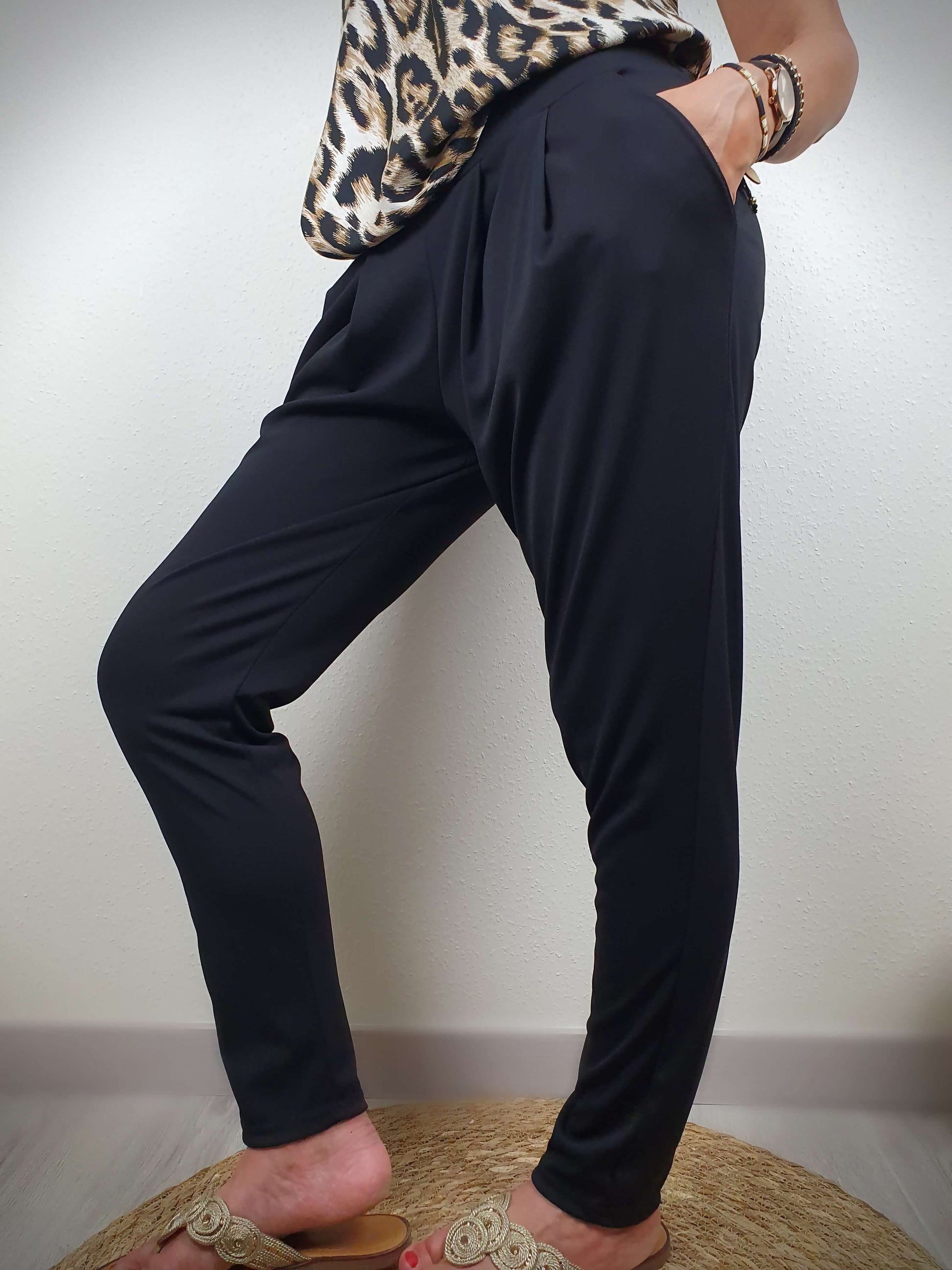 Ce pantalon ample de couleur noir, fabriqué en France, séduit par sa coupe confortable. Doté d'une poche italienne de chaque côté, il allie praticité et style. Sa matière fluide et légère, composée à 95% de polyester et 5% d'élasthanne, offre une sensation agréable. Un choix idéal pour allier confort et élégance.
