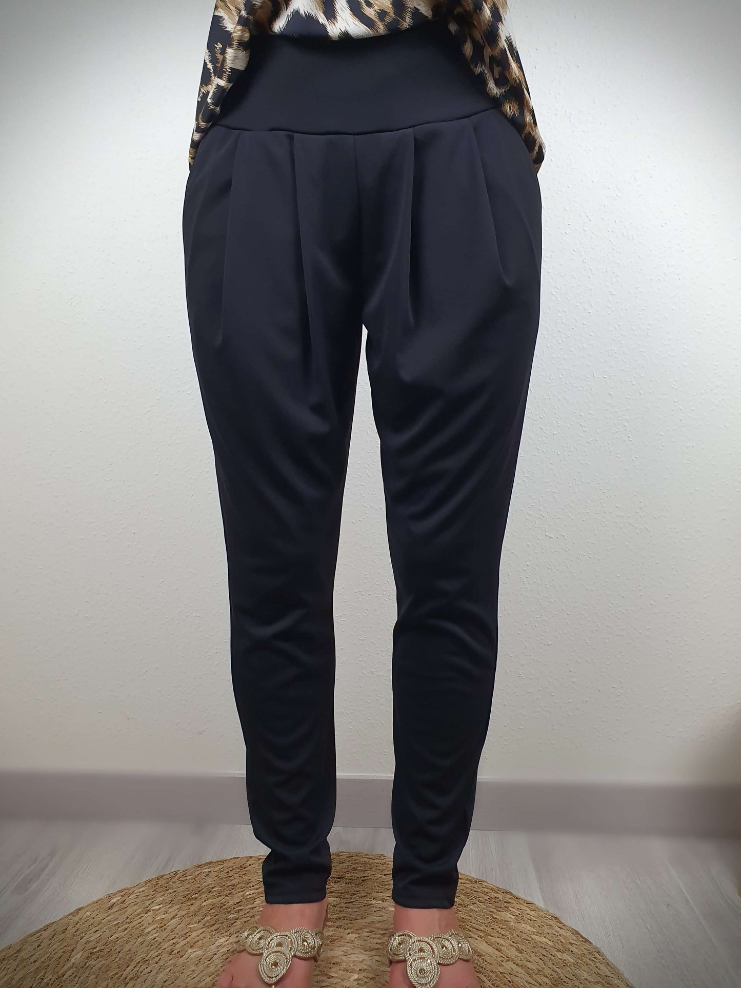 Ce pantalon ample de couleur noir, fabriqué en France, séduit par sa coupe confortable. Doté d'une poche italienne de chaque côté, il allie praticité et style. Sa matière fluide et légère, composée à 95% de polyester et 5% d'élasthanne, offre une sensation agréable. Un choix idéal pour allier confort et élégance.