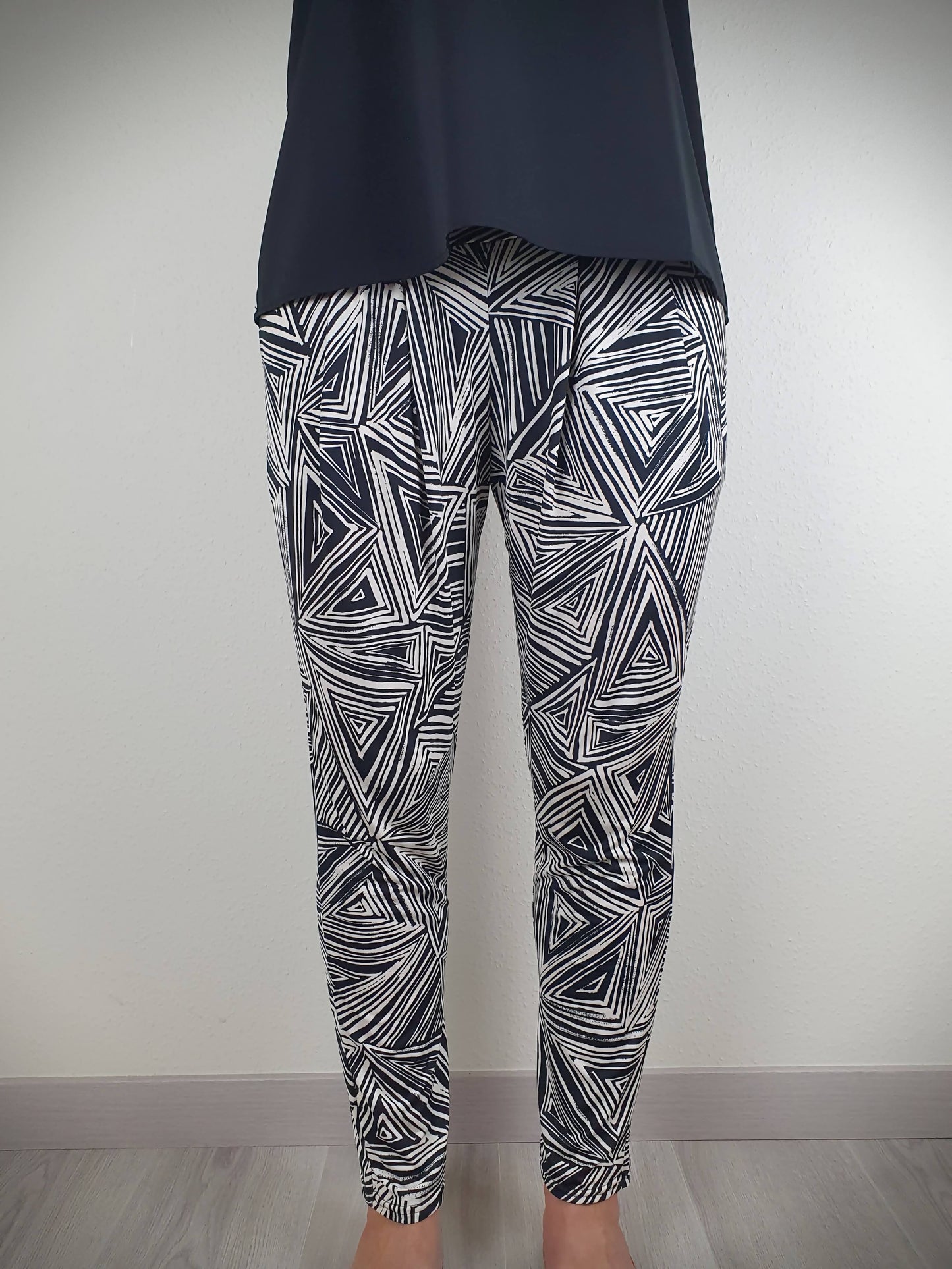 Ce pantalon ample à l'imprimé tendance et original est un véritable. Avec une coupe ample et une matière maillots de bain fluide et légère, il offre un confort optimal. Doté d'une poche italienne de chaque côté, il allie praticité et style. Fabriqué en France avec 95% de polyester et 5% d'élasthanne.