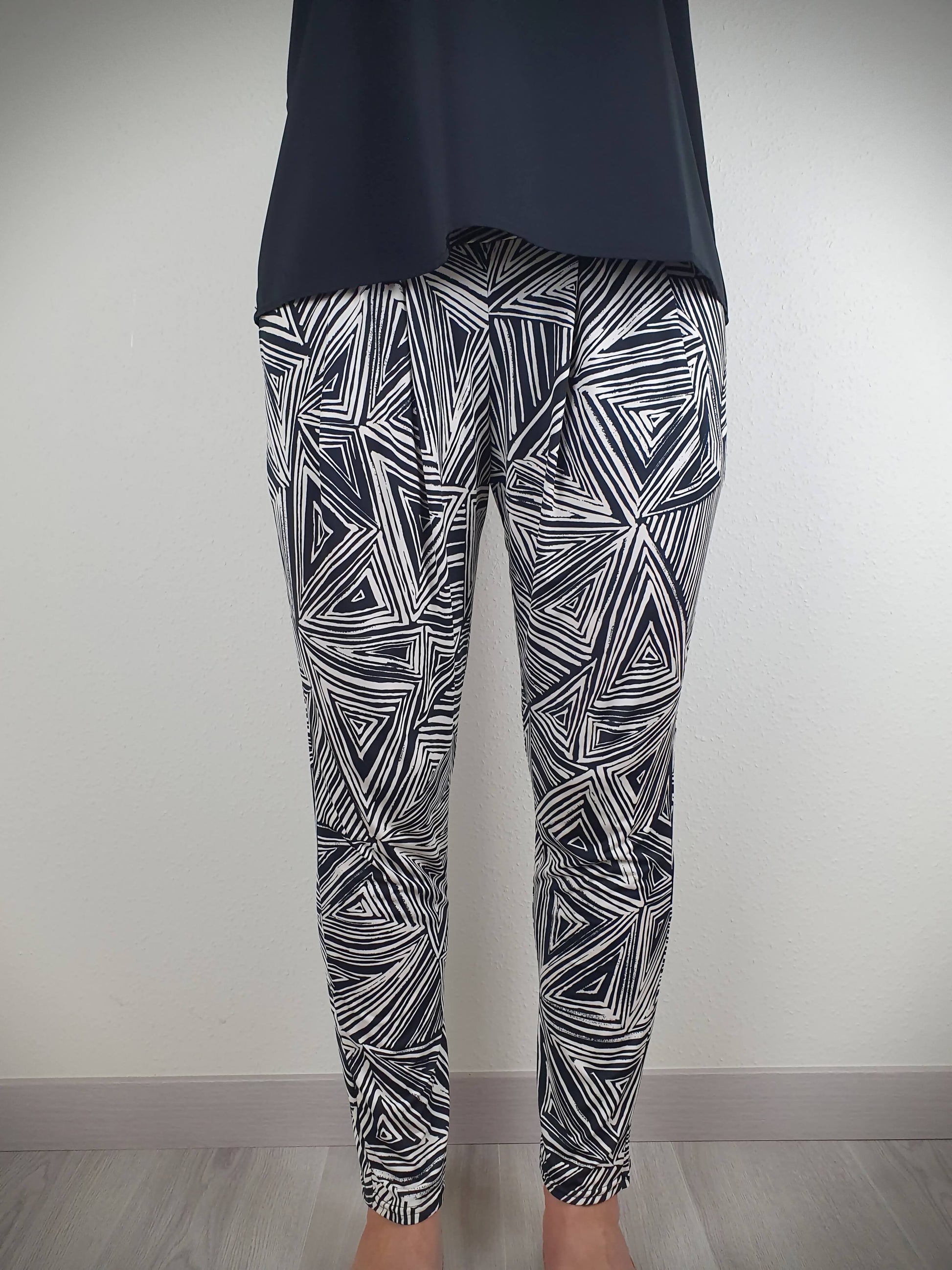 Ce pantalon ample à l'imprimé tendance et original est un véritable. Avec une coupe ample et une matière maillots de bain fluide et légère, il offre un confort optimal. Doté d'une poche italienne de chaque côté, il allie praticité et style. Fabriqué en France avec 95% de polyester et 5% d'élasthanne.
