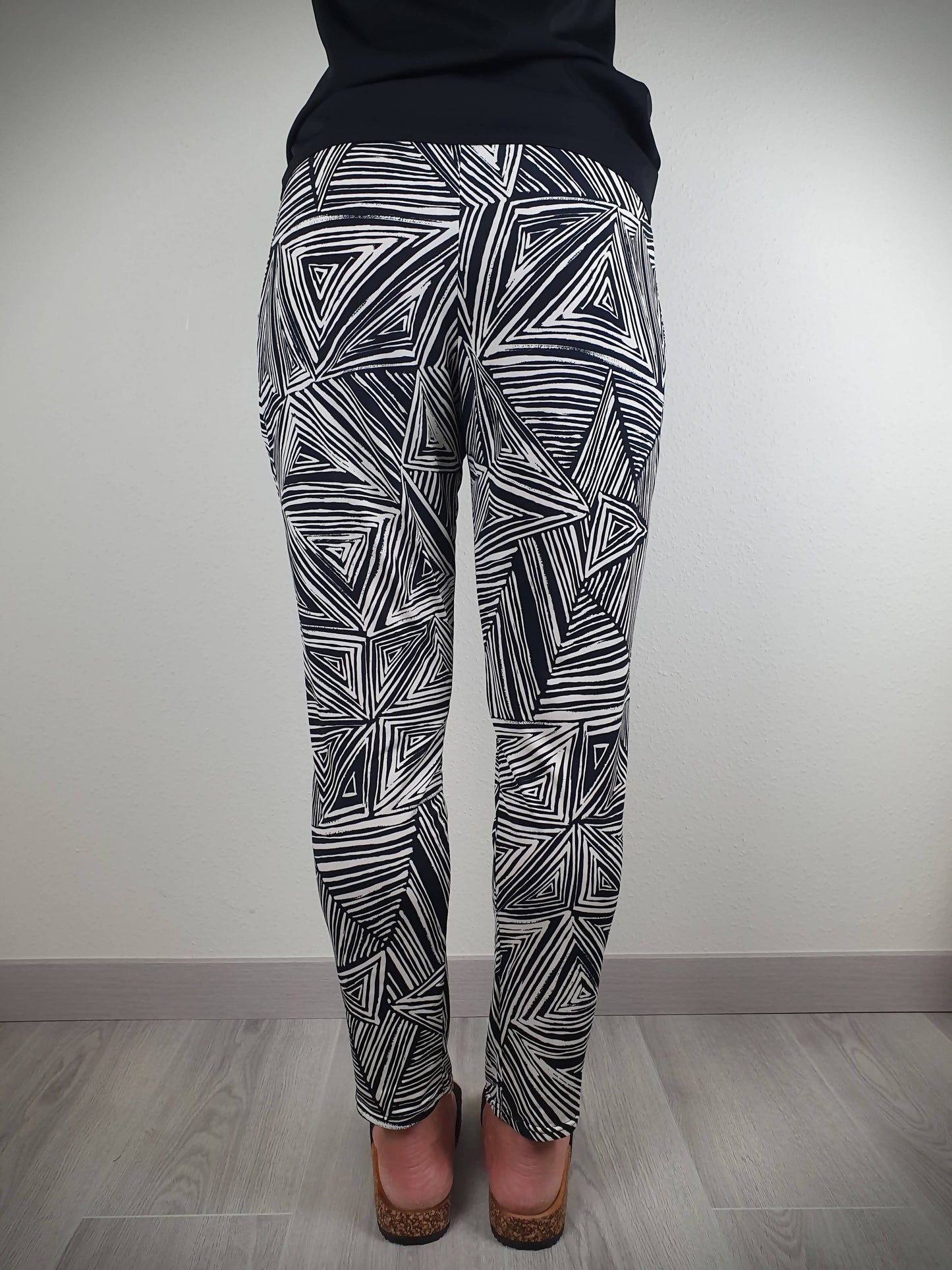 Ce pantalon ample à l'imprimé tendance et original est un véritable. Avec une coupe ample et une matière maillots de bain fluide et légère, il offre un confort optimal. Doté d'une poche italienne de chaque côté, il allie praticité et style. Fabriqué en France avec 95% de polyester et 5% d'élasthanne.