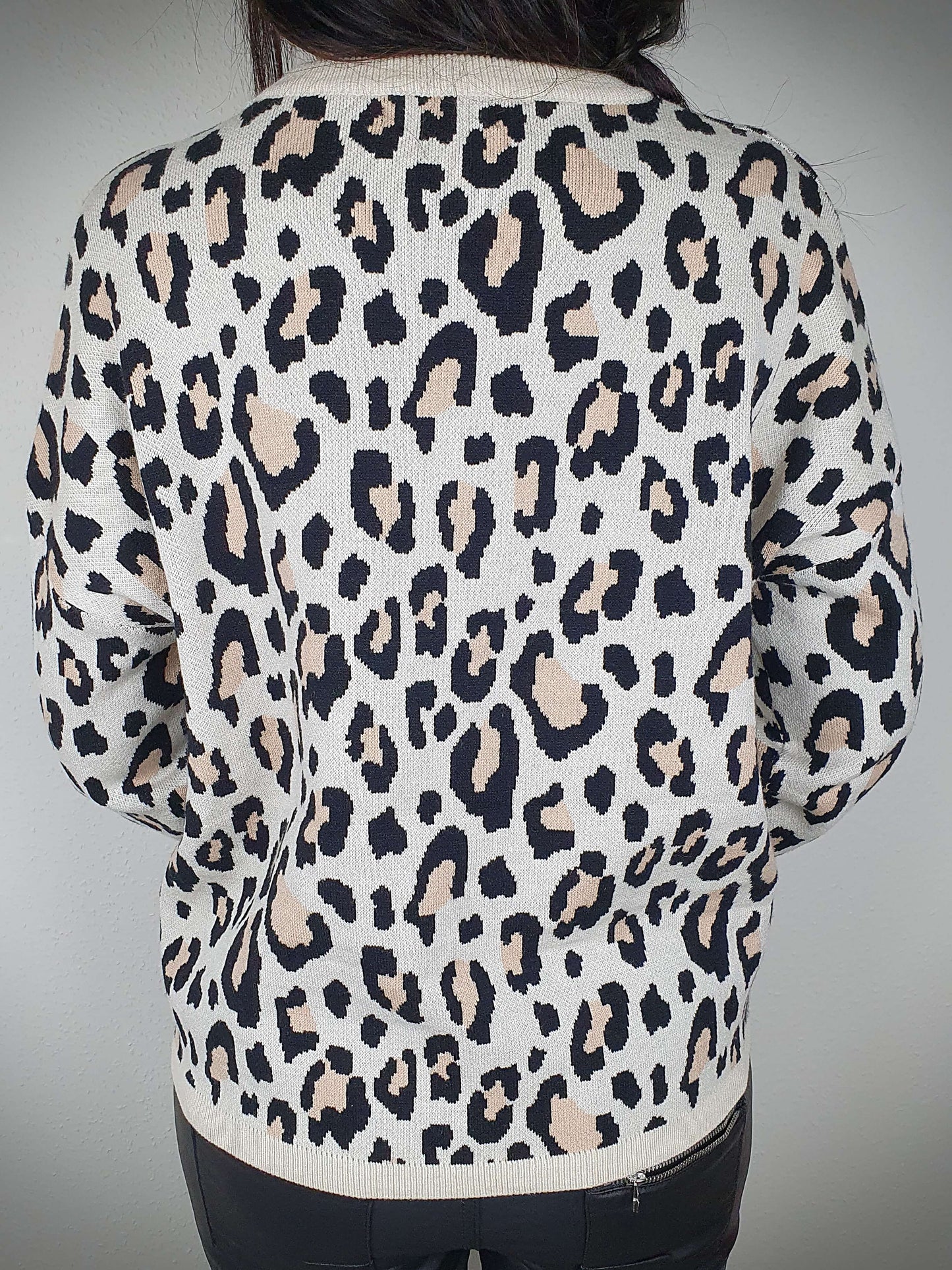 Pull femme pour une allure sauvage et élégante. Arborant un imprimé léopard tendance, une coupe droite flatteuse, un col rond ras du cou et des manches longues, ce pull combine style et confort. Sa maille douce offre une sensation de chaleur sans picotements ni démangeaisons. Adoptez la tendance léopard avec ce pull unique, alliant la mode au bien-être absolu