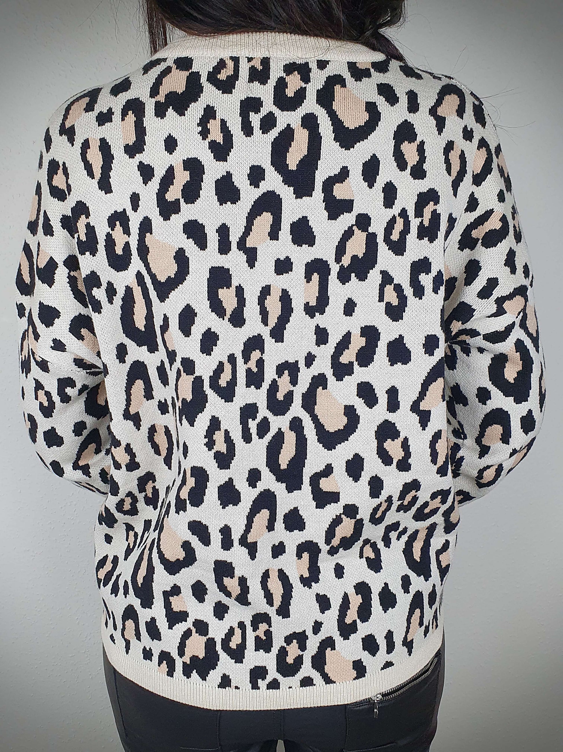 Pull femme pour une allure sauvage et élégante. Arborant un imprimé léopard tendance, une coupe droite flatteuse, un col rond ras du cou et des manches longues, ce pull combine style et confort. Sa maille douce offre une sensation de chaleur sans picotements ni démangeaisons. Adoptez la tendance léopard avec ce pull unique, alliant la mode au bien-être absolu