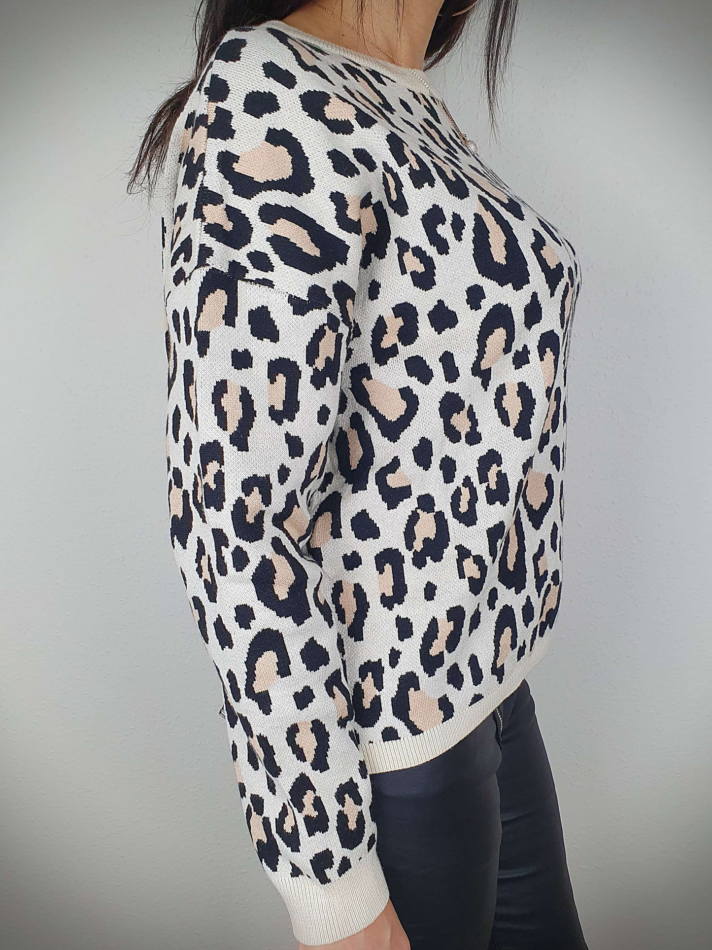 Pull femme pour une allure sauvage et élégante. Arborant un imprimé léopard tendance, une coupe droite flatteuse, un col rond ras du cou et des manches longues, ce pull combine style et confort. Sa maille douce offre une sensation de chaleur sans picotements ni démangeaisons. Adoptez la tendance léopard avec ce pull unique, alliant la mode au bien-être absolu