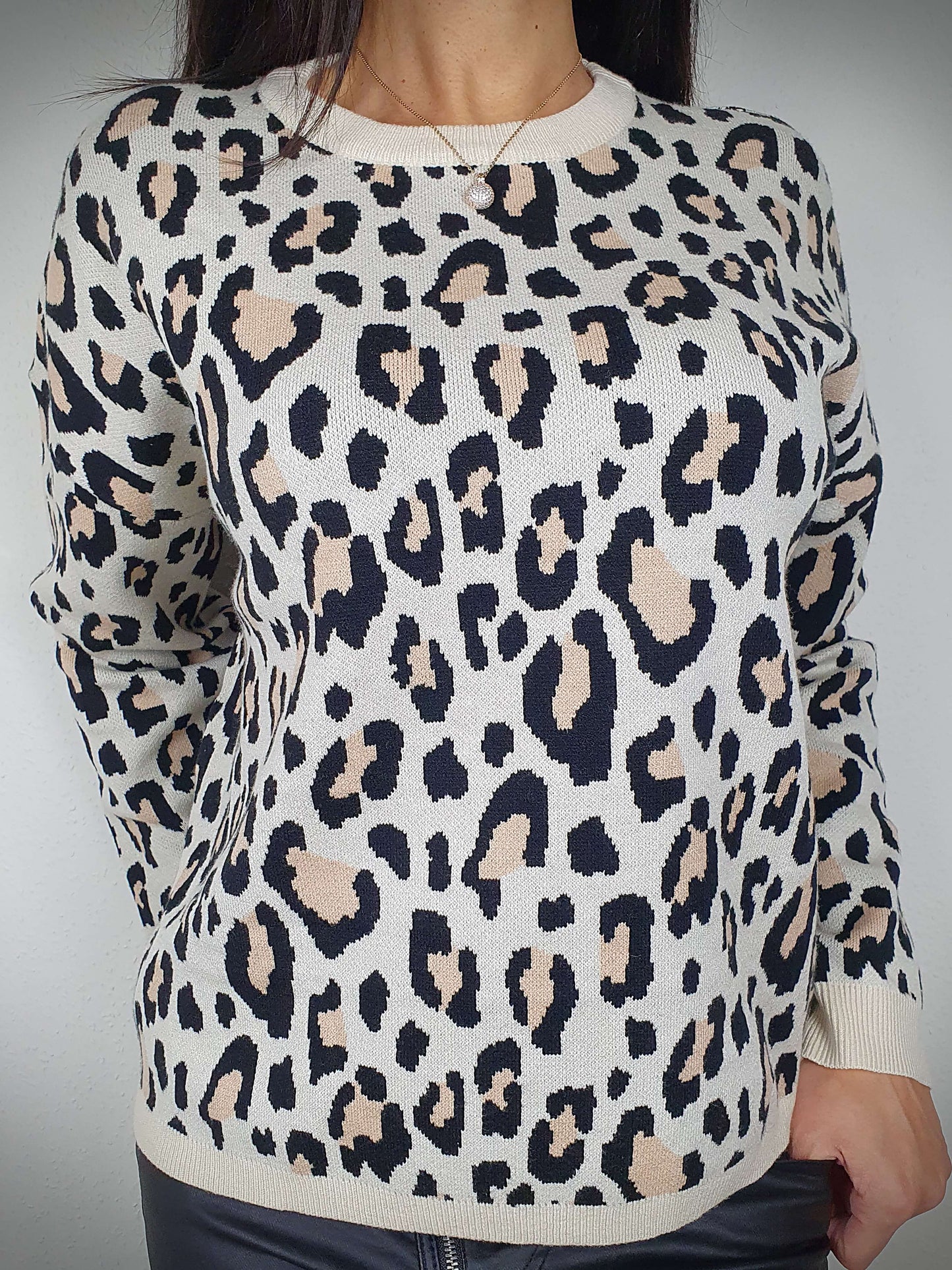 Pull femme pour une allure sauvage et élégante. Arborant un imprimé léopard tendance, une coupe droite flatteuse, un col rond ras du cou et des manches longues, ce pull combine style et confort. Sa maille douce offre une sensation de chaleur sans picotements ni démangeaisons. Adoptez la tendance léopard avec ce pull unique, alliant la mode au bien-être absolu