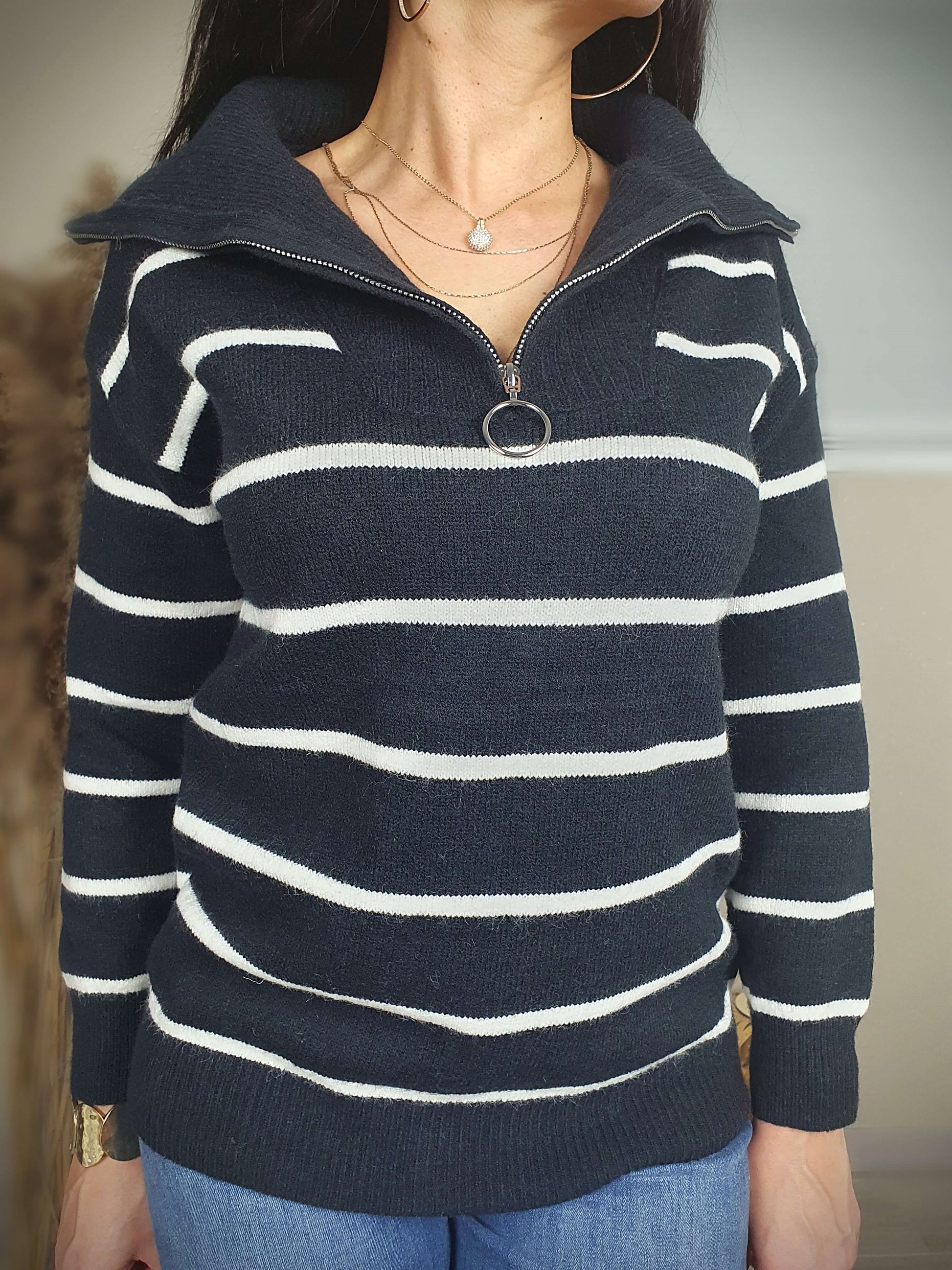 Pull femme en maille fine, type marinière de couleur noir et blanc