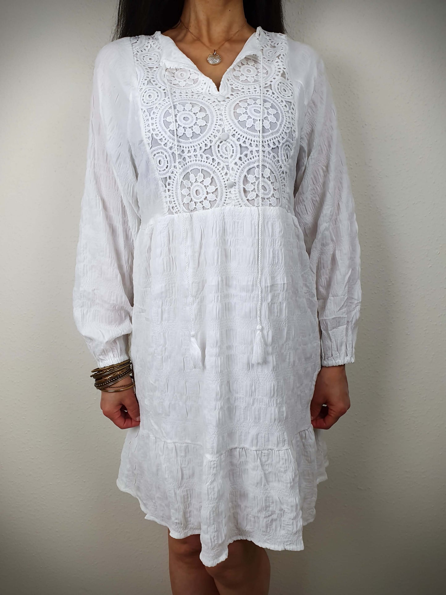 Robe blanche en broderie anglaise à découvrir sur www.gayano.fr