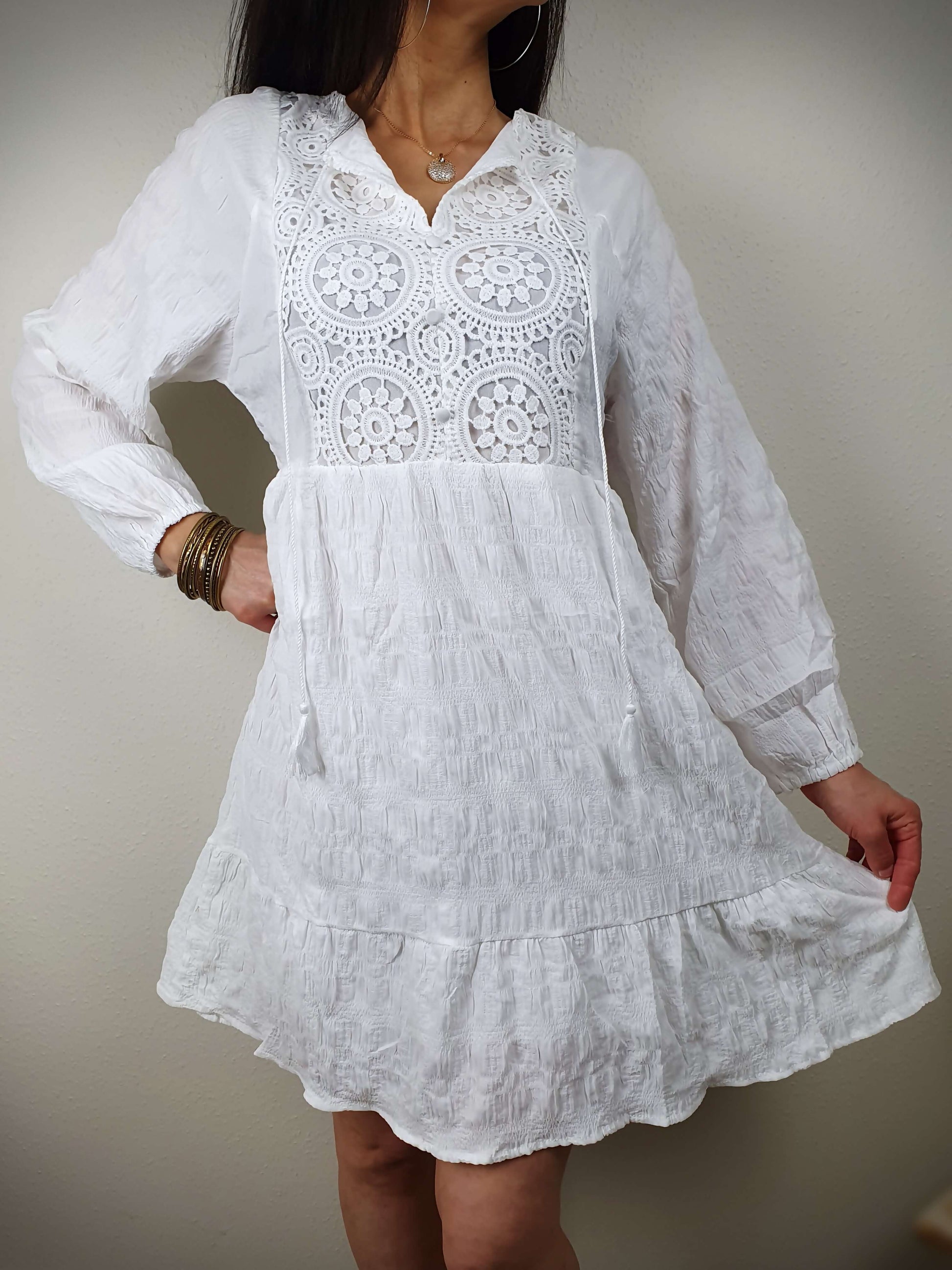 Robe blanche en broderie anglaise à découvrir sur www.gayano.fr