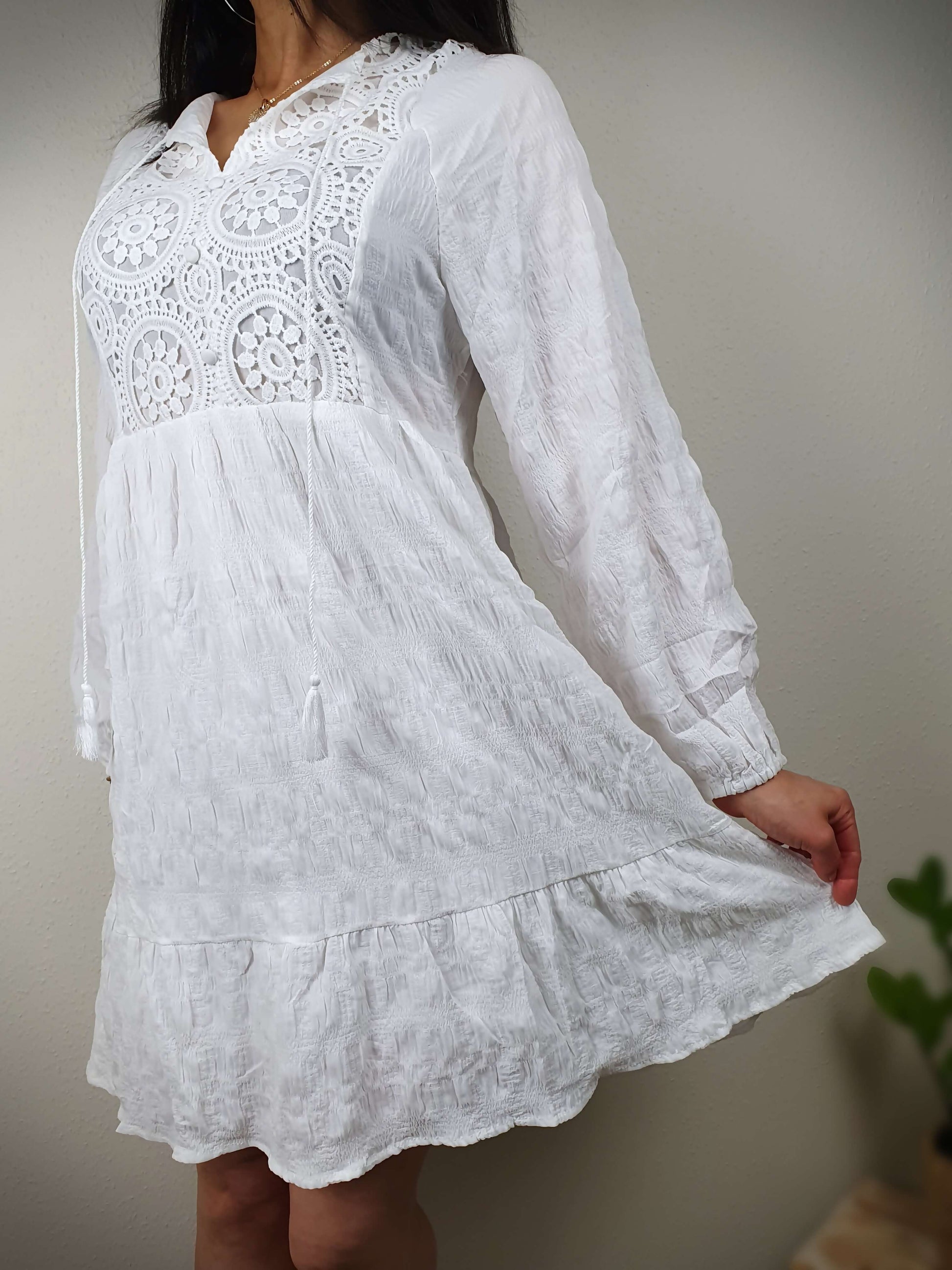 Robe blanche en broderie anglaise à découvrir sur www.gayano.fr