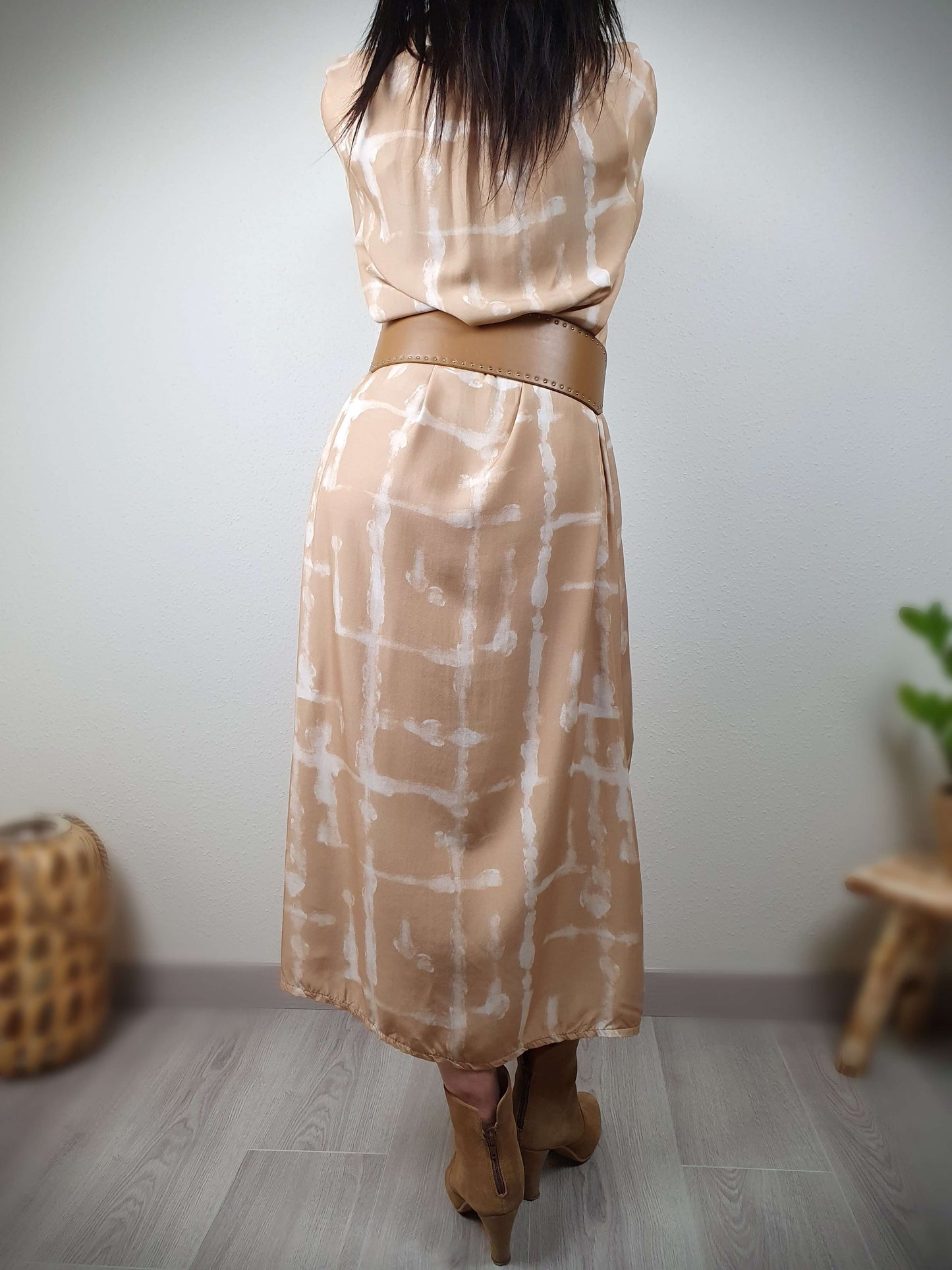 Robe manches longues tie and dye fluide et légère. Coupe ample avec un col en V et 3 boutons. A decouvrir sur www.gayano.fr