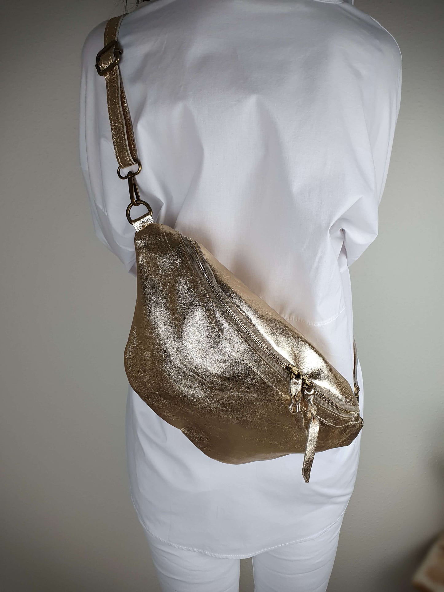 Sac banane en cuir de couleur doré à découvrir sur www.gayano.fr