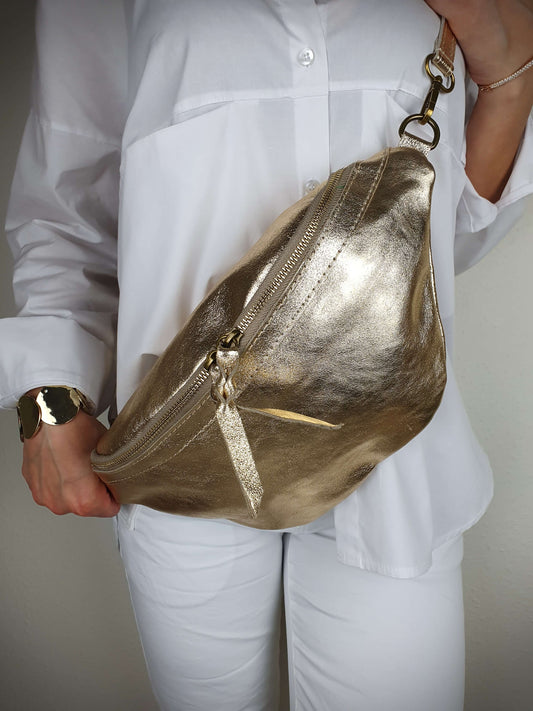 Sac banane en cuir de couleur doré à découvrir sur www.gayano.fr