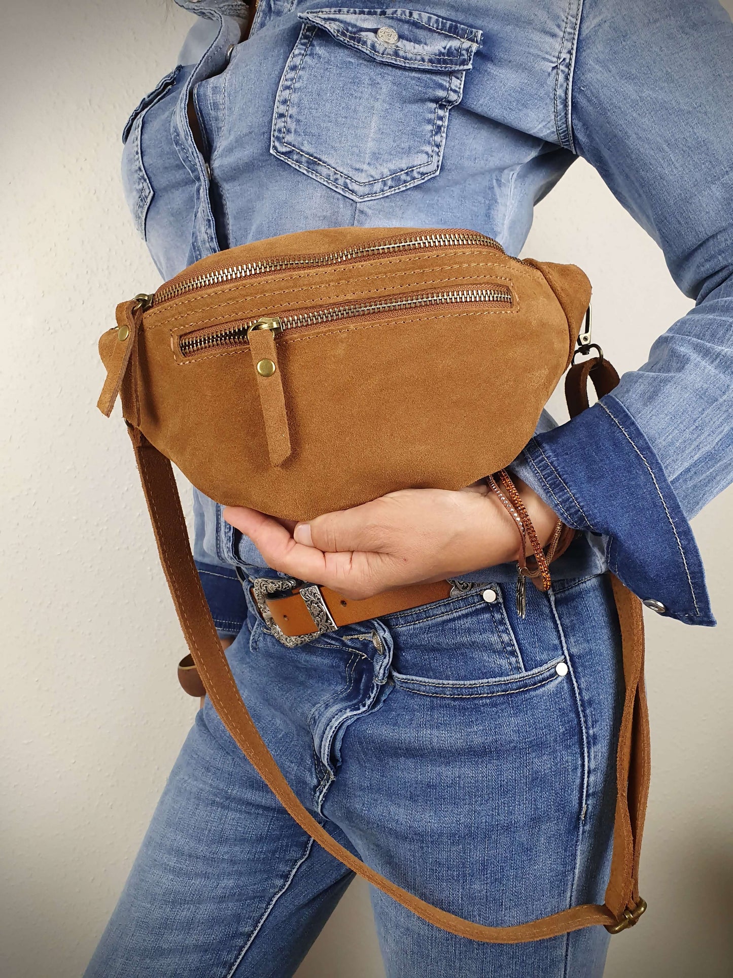 Sac banane en cuir de couleur olive à découvrir sur www.gayano.fr