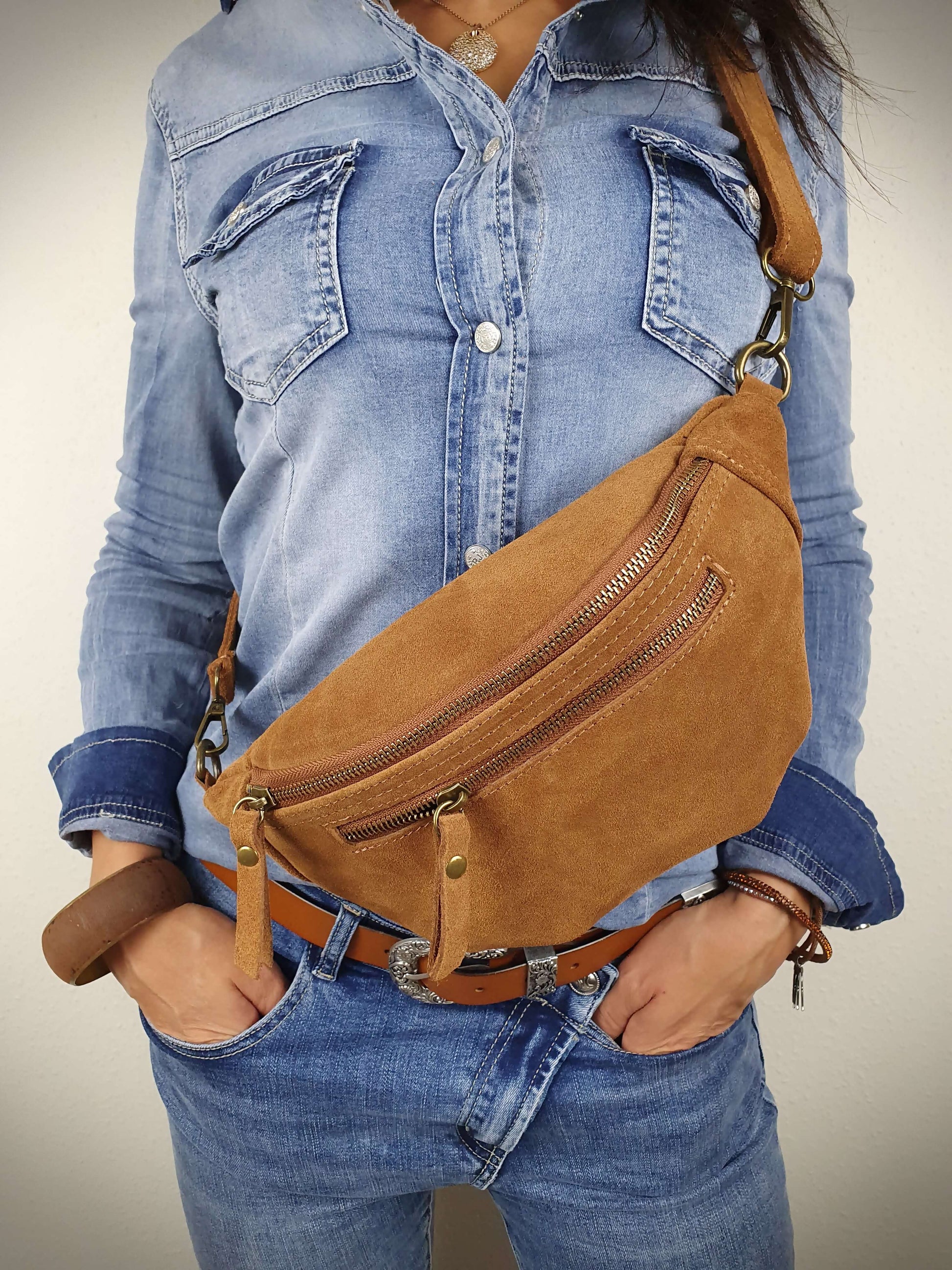 Sac banane en cuir de couleur olive à découvrir sur www.gayano.fr
