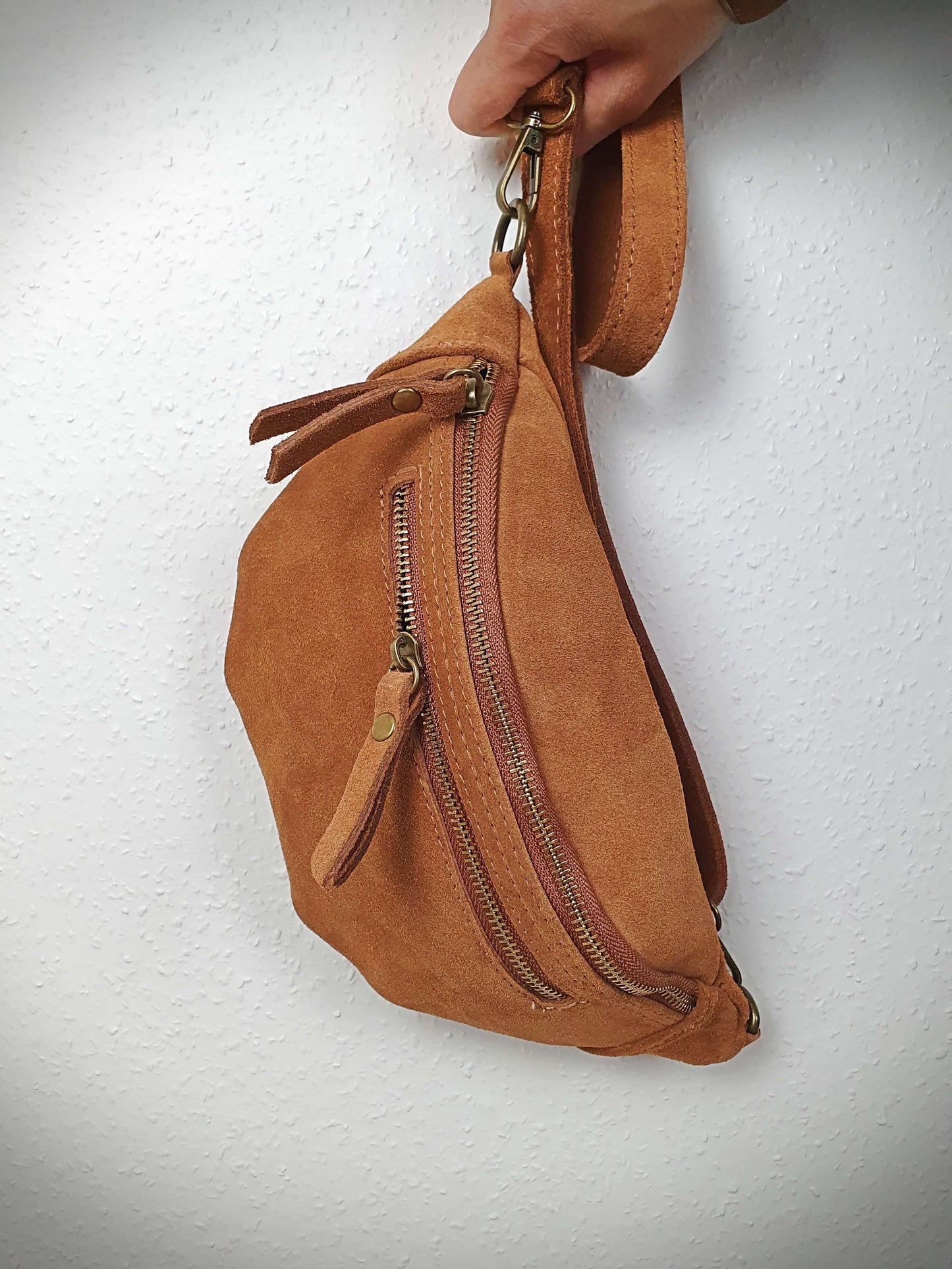 Sac banane en cuir de couleur olive à découvrir sur www.gayano.fr