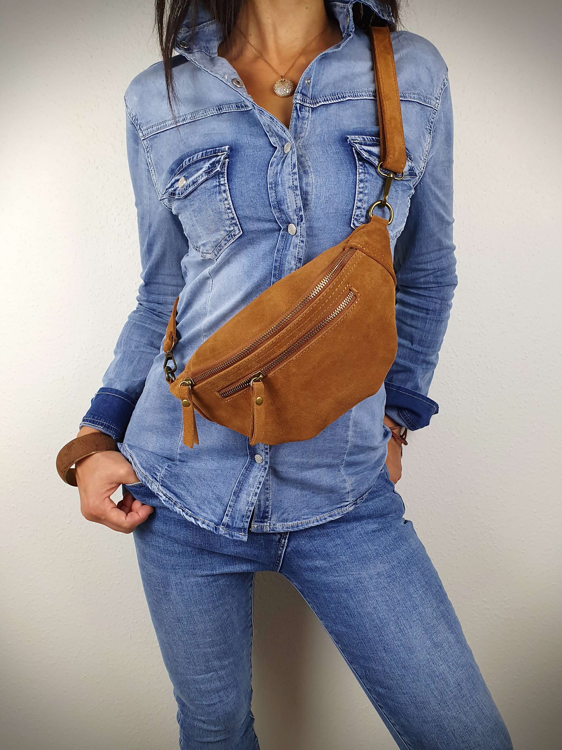 Sac banane en cuir de couleur olive à découvrir sur www.gayano.fr