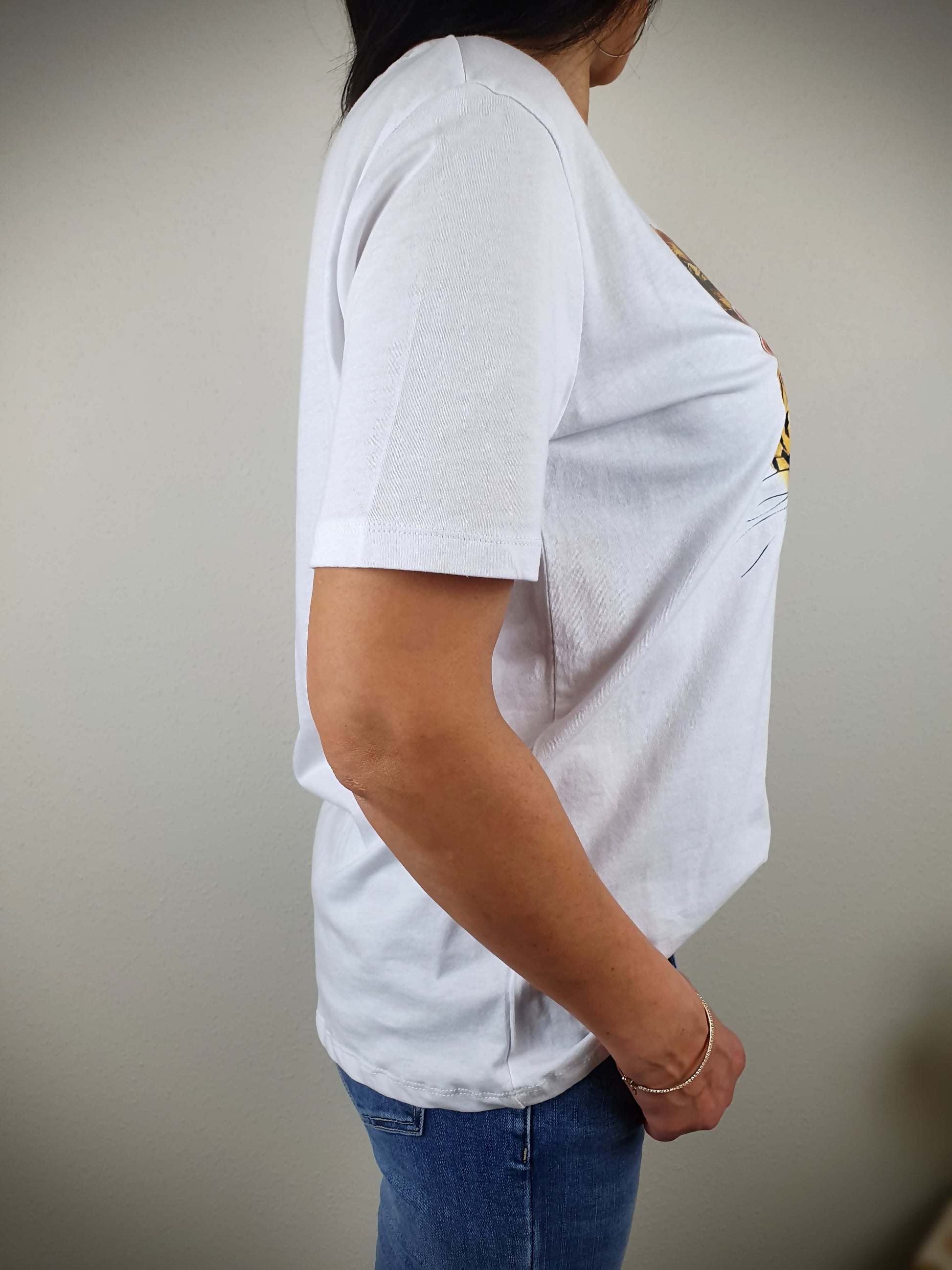 T-shirt blanc manches courtes, coupe droit oversize avec imprimé tête de léopard à découvrir www.gayano.fr