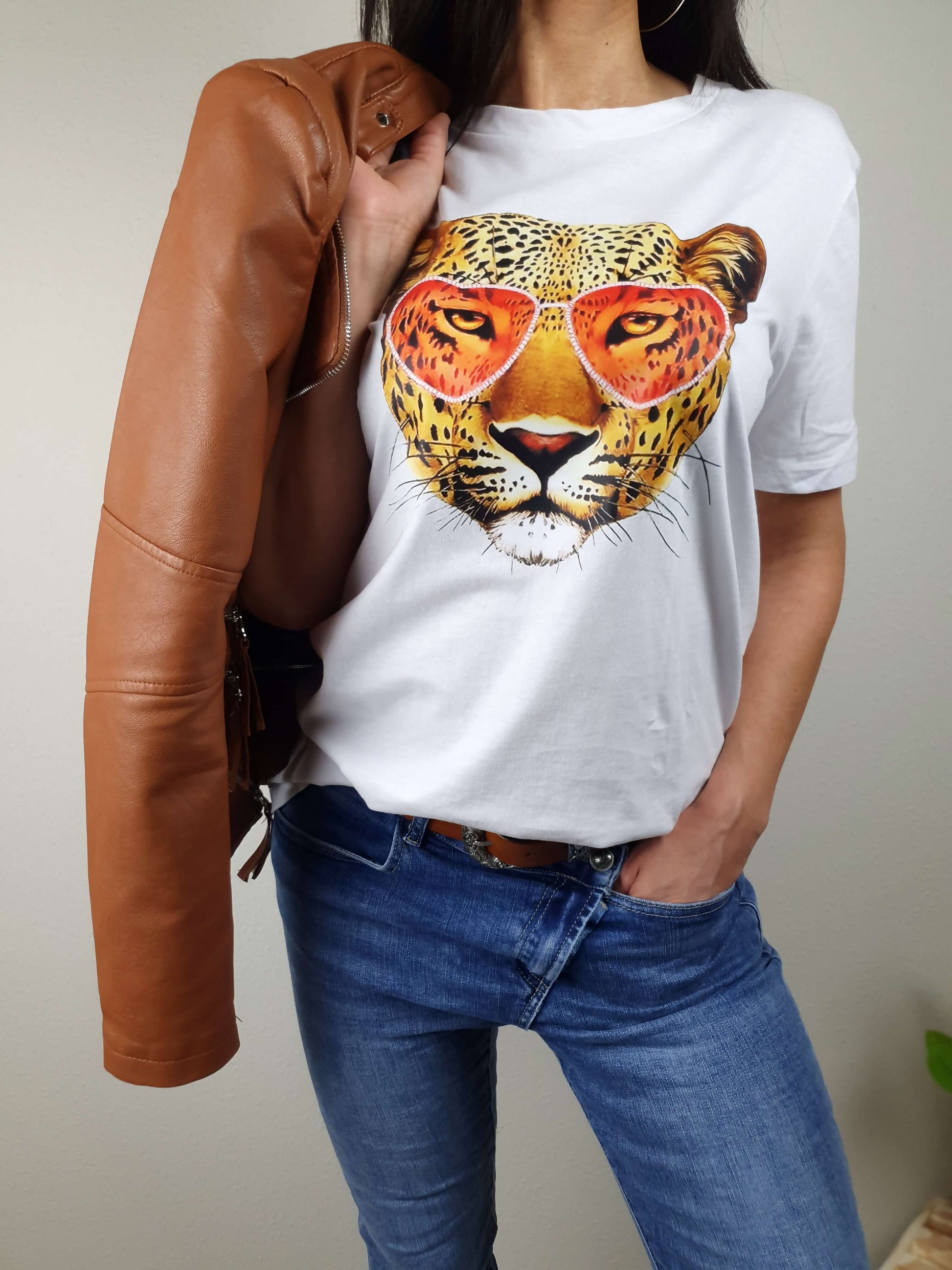 T-shirt blanc manches courtes, coupe droit oversize avec imprimé tête de léopard à découvrir www.gayano.fr