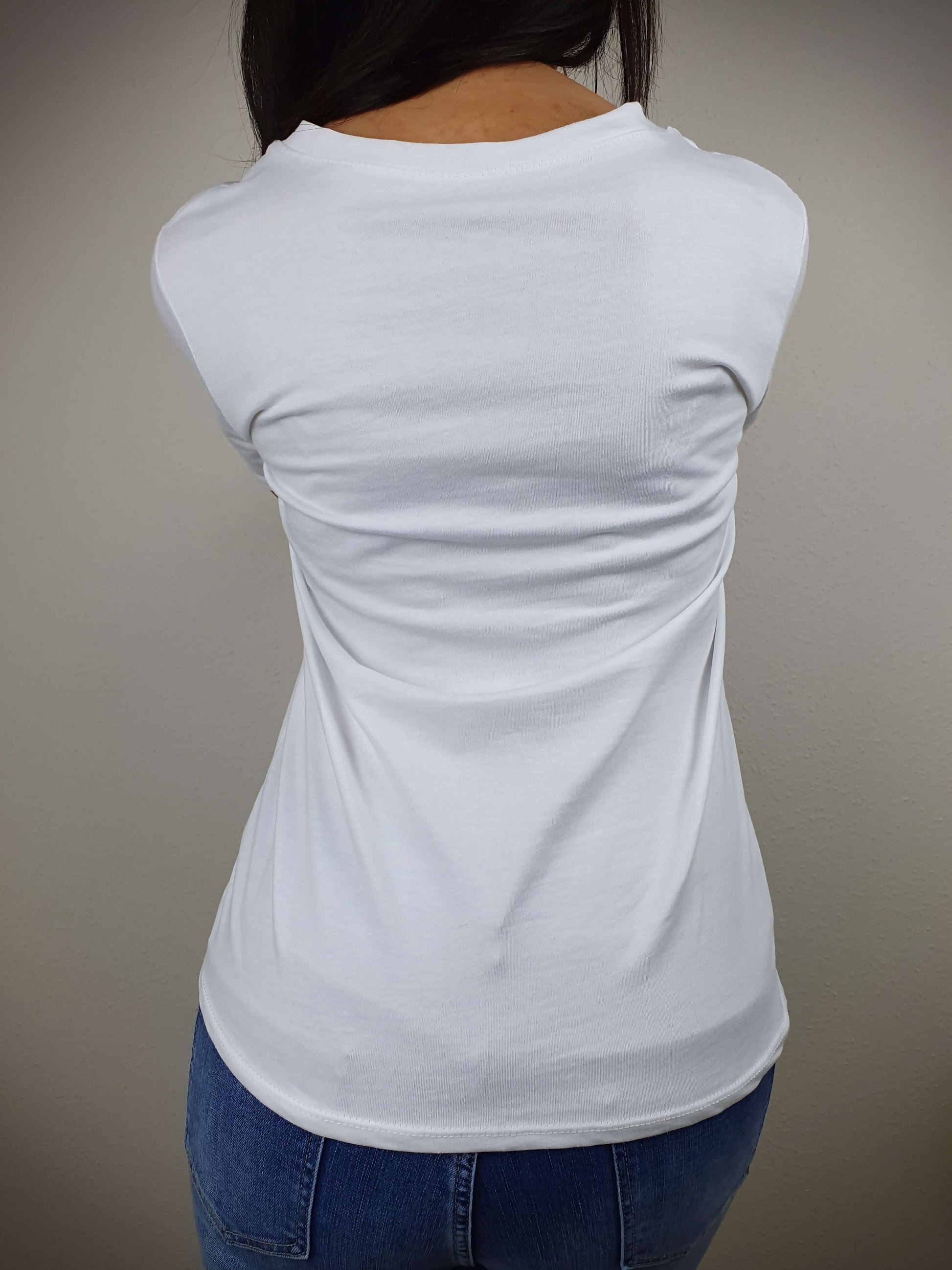 T-shirt blanc femme manches courtes, coupe droit oversize avec imprimé bohème à découvrir www.gayano.fr