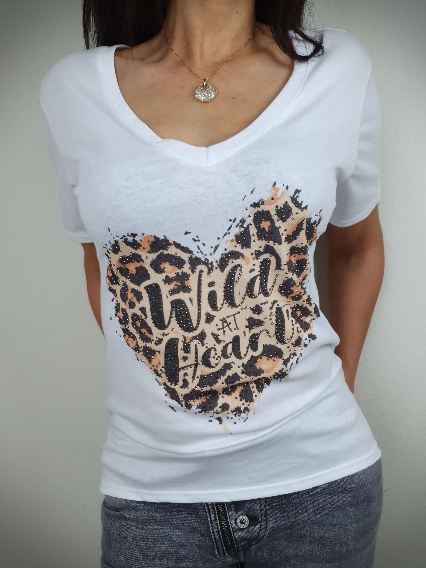 T-shirt blanc femme manches courtes, coupe droit oversize avec imprimé coeur et léopard à découvrir www.gayano.fr