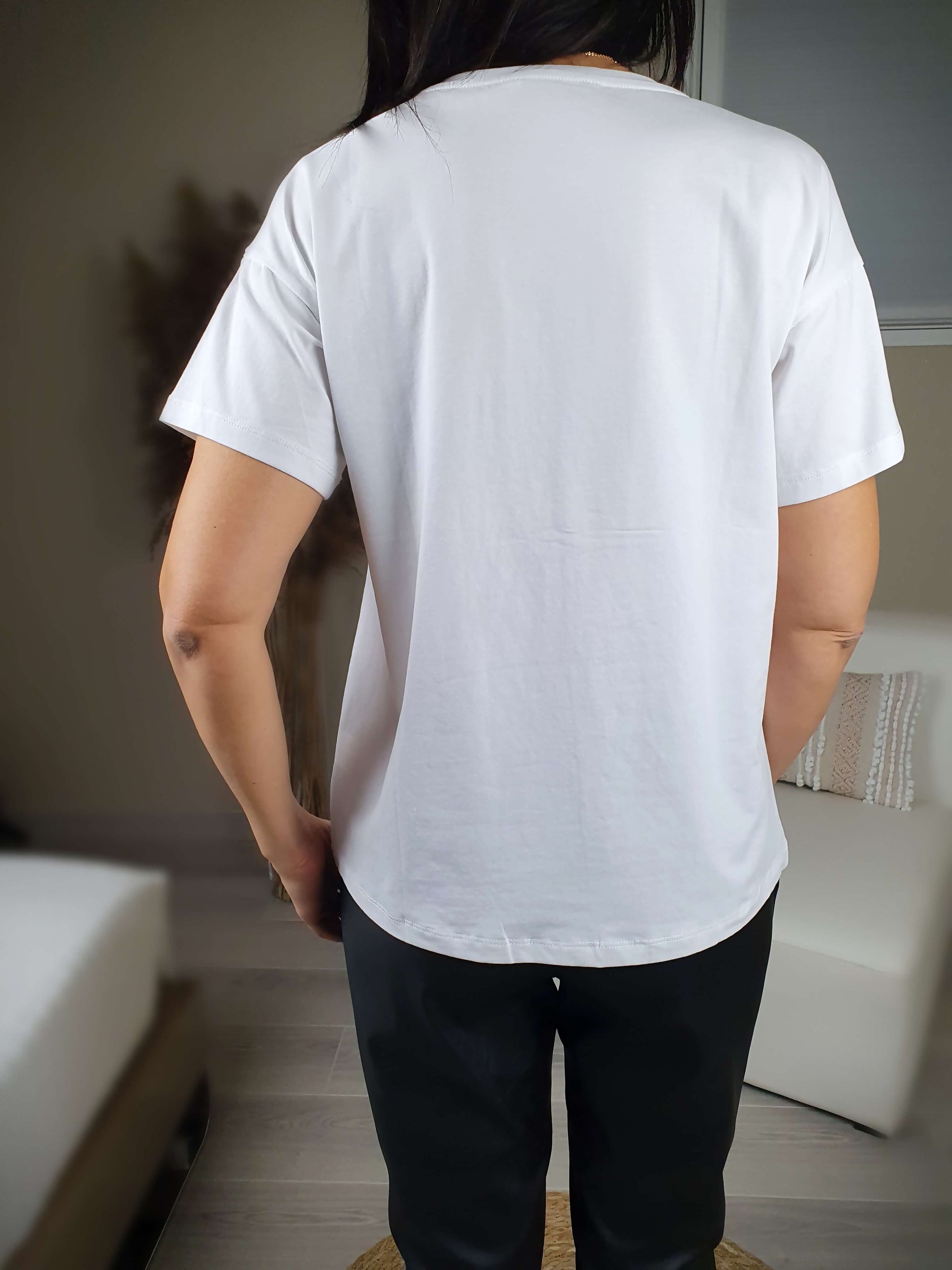 T-shirt blanc manches courtes, coupe droite avec imprimé léopard à découvrir www.gayano.fr