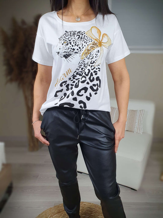T-shirt blanc manches courtes, coupe droite avec imprimé léopard à découvrir www.gayano.fr