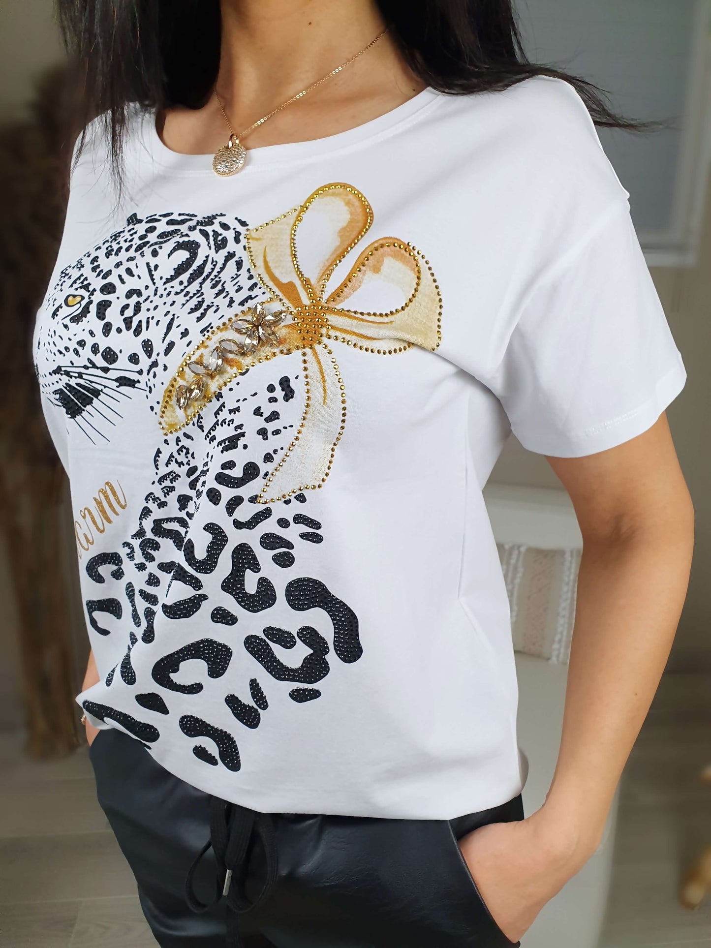 T-shirt blanc manches courtes, coupe droite avec imprimé léopard à découvrir www.gayano.fr