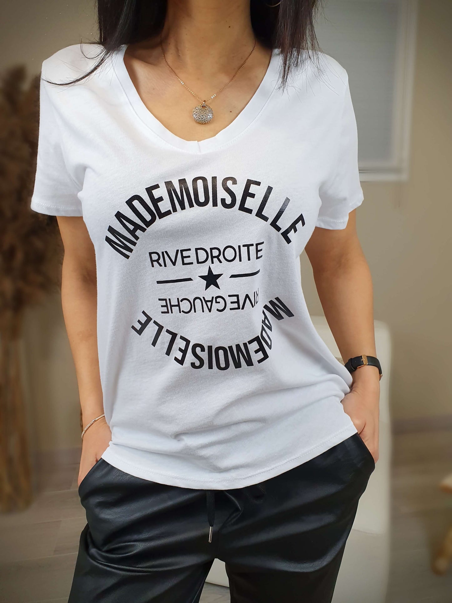T-shirt blanc manches courtes, coupe droit avec imprimé mademoiselle à découvrir www.gayano.fr