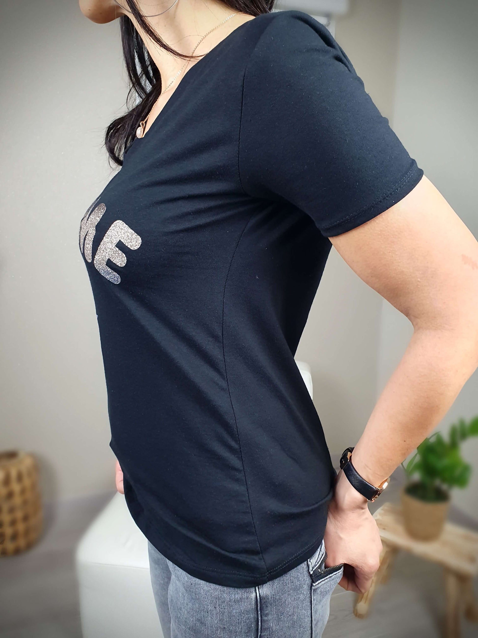 T-shirt noir manches courtes, coupe droit oversize avec imprimé bohème à découvrir www.gayano.fr