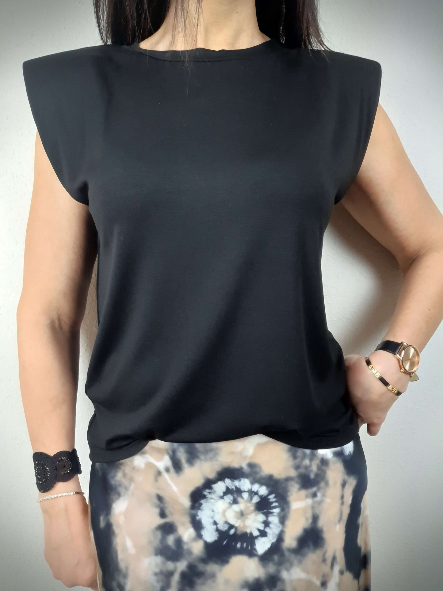 T-shirt noir à manches courtes avec épaulettes col rond à découvrir sur www.gayano.fr
