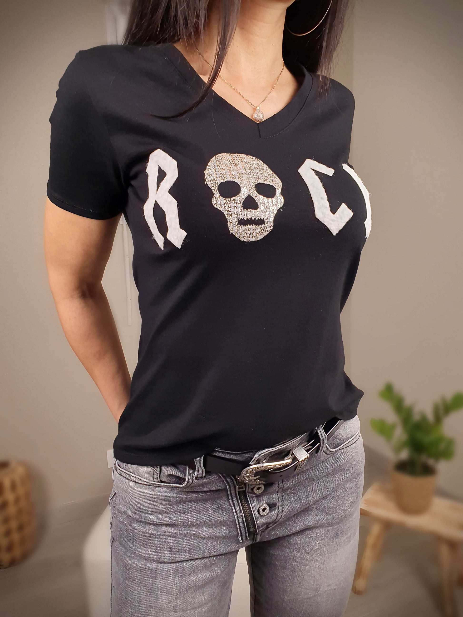 T-shirt noir manches courtes, coupe droit avec imprimé Rock à découvrir www.gayano.fr