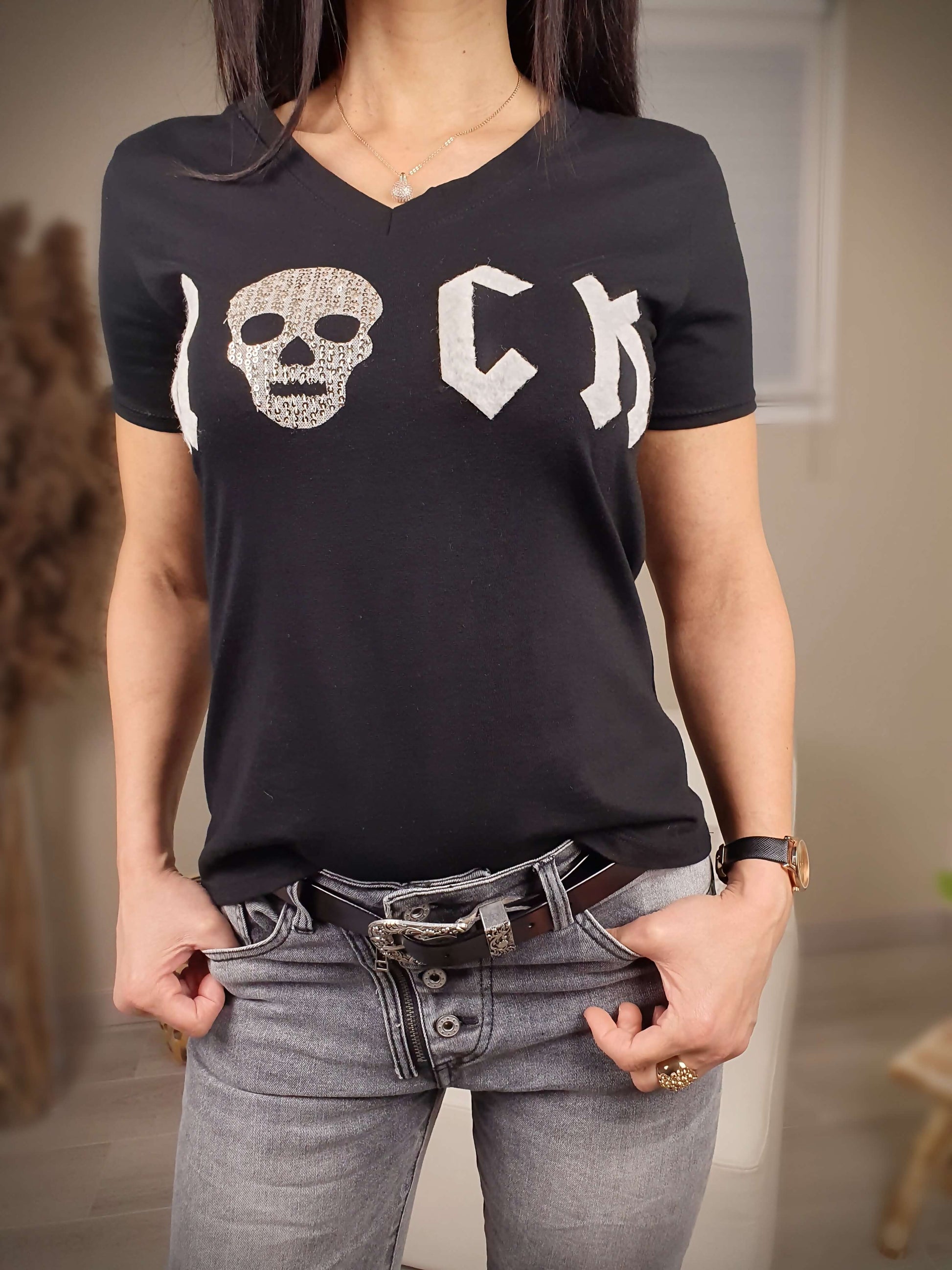 T-shirt noir manches courtes, coupe droit avec imprimé Rock à découvrir www.gayano.fr