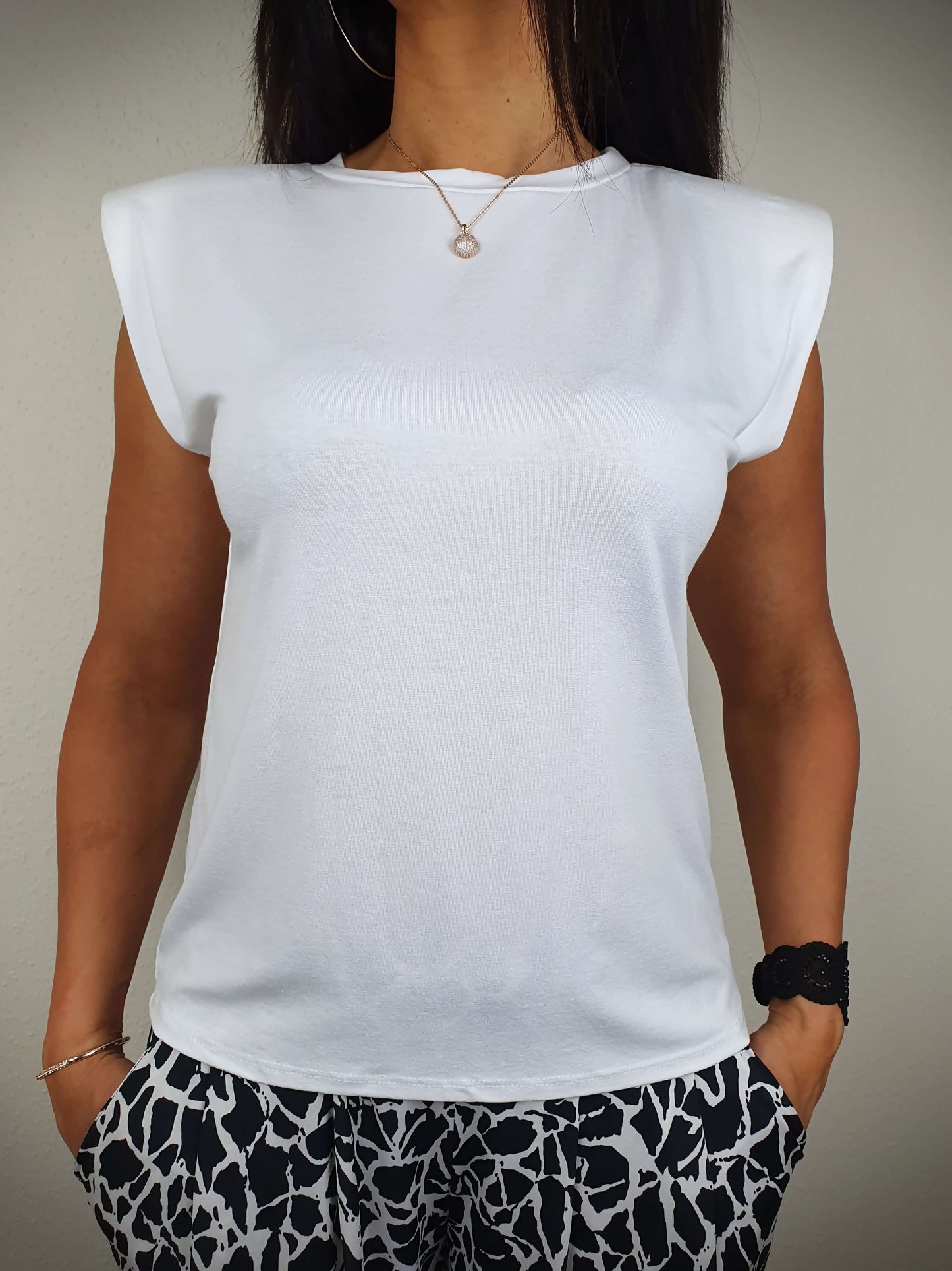 Le T-shirt blanc à une coupe droite et un col rond classique. Ses manches courtes sont dotées d'épaulettes. Fabriqué en Italie, il est composé de 95% de viscose et 5% d'élasthanne.