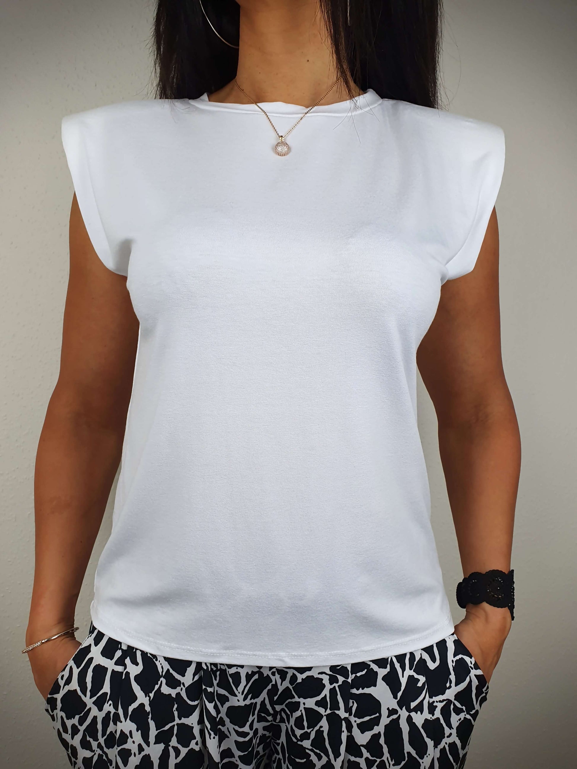Le T-shirt blanc à une coupe droite et un col rond classique. Ses manches courtes sont dotées d'épaulettes. Fabriqué en Italie, il est composé de 95% de viscose et 5% d'élasthanne.