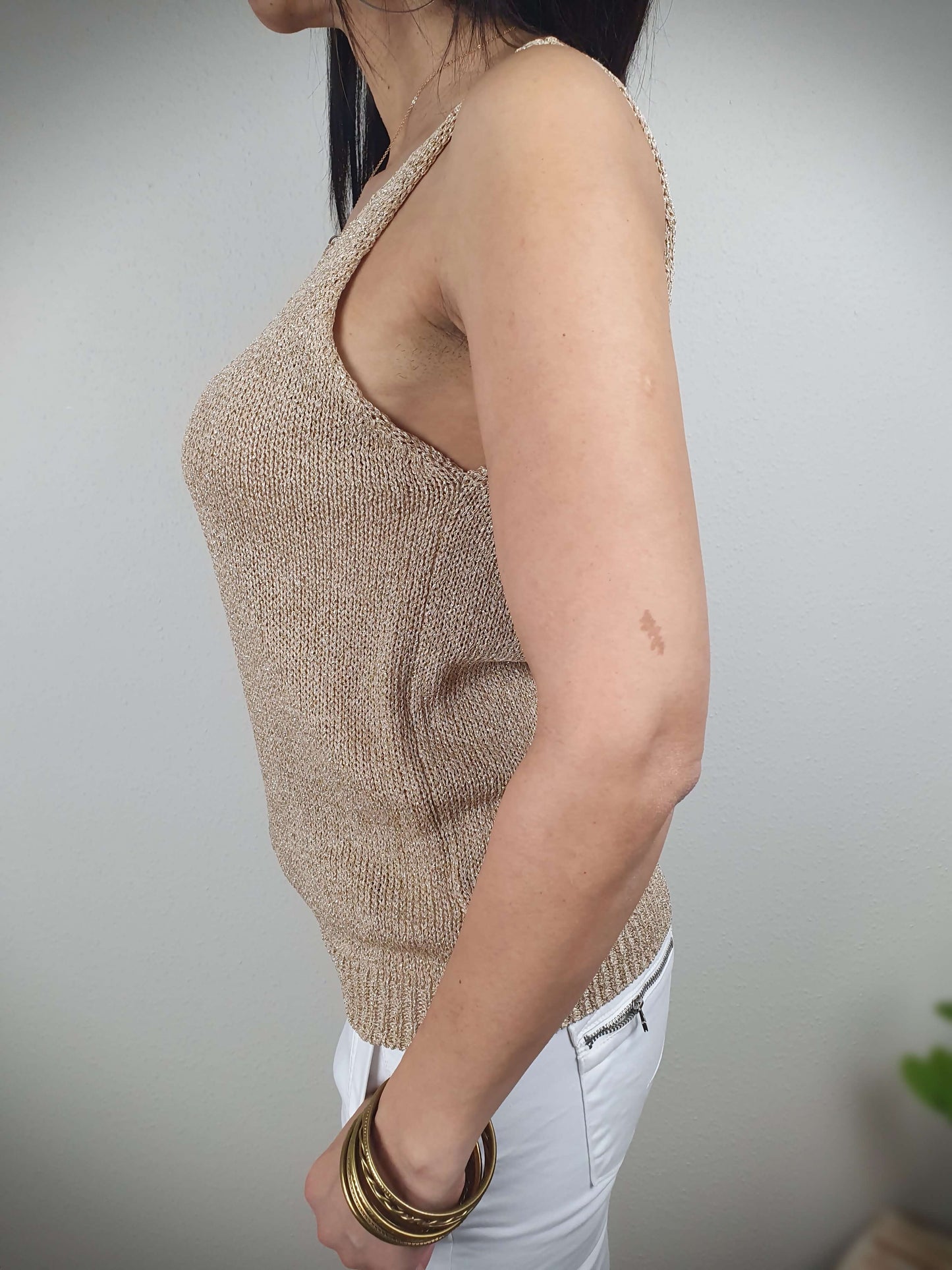 Top en lurex doré avec un decolté en V. A découvrir sur www.gayano.fr