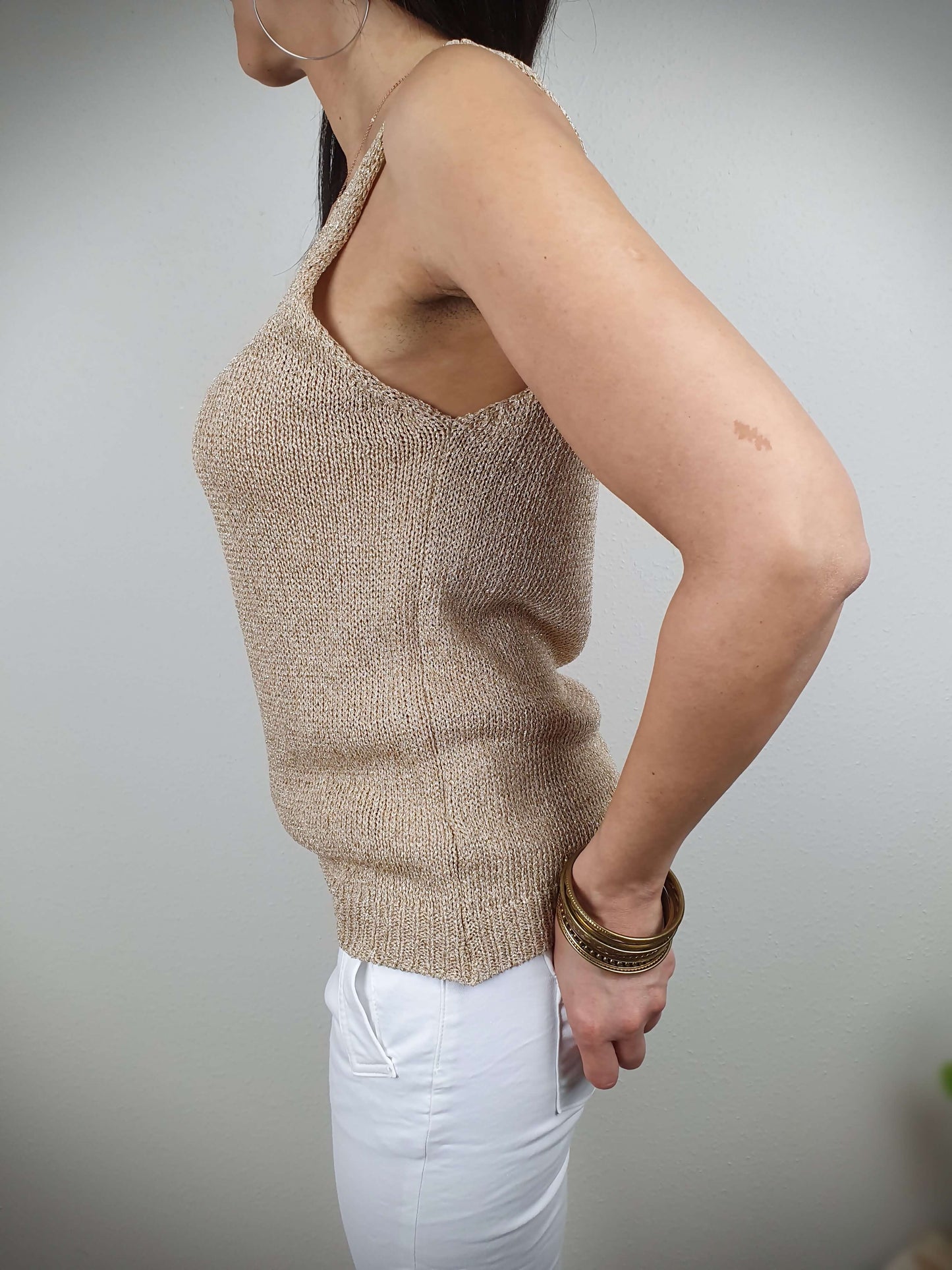 Top en lurex doré avec un decolté en V. A découvrir sur www.gayano.fr