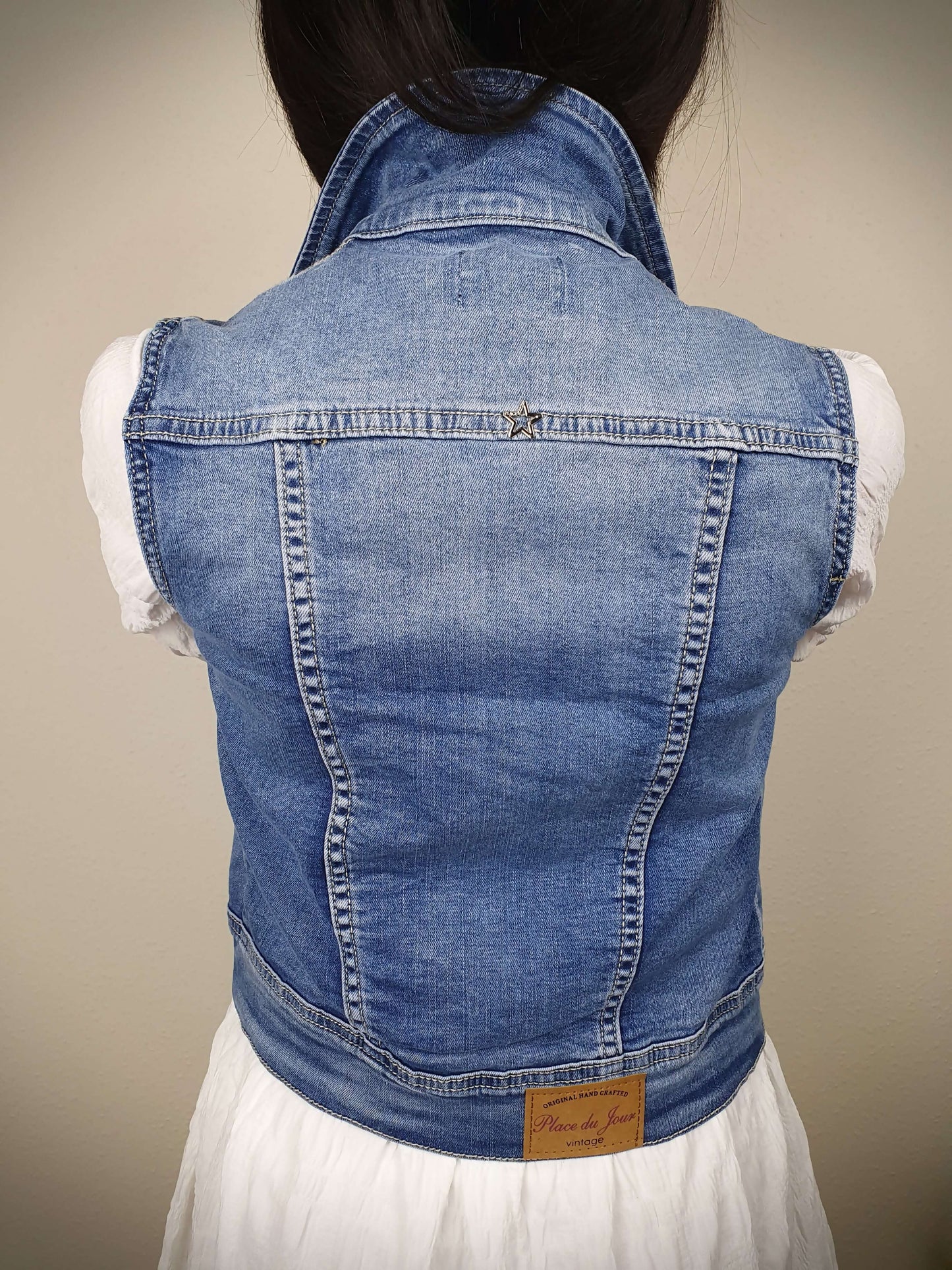 Veste en jean femme sans manche bleu à decouvrir sur www.gayano.fr