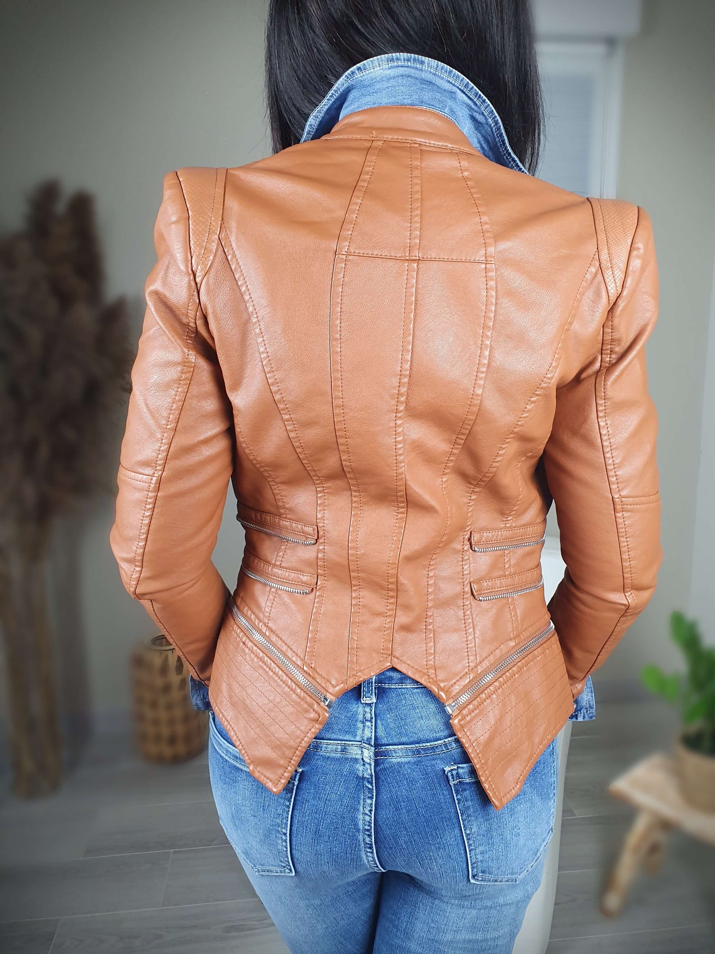 Veste femme camel en simili cuir coupe cintrée et ajustée prêt du corps, manches longue et à épaulettes. Double col et doublure fermeture zippée sur l’avant. A découvrir sur www.gayano.fr