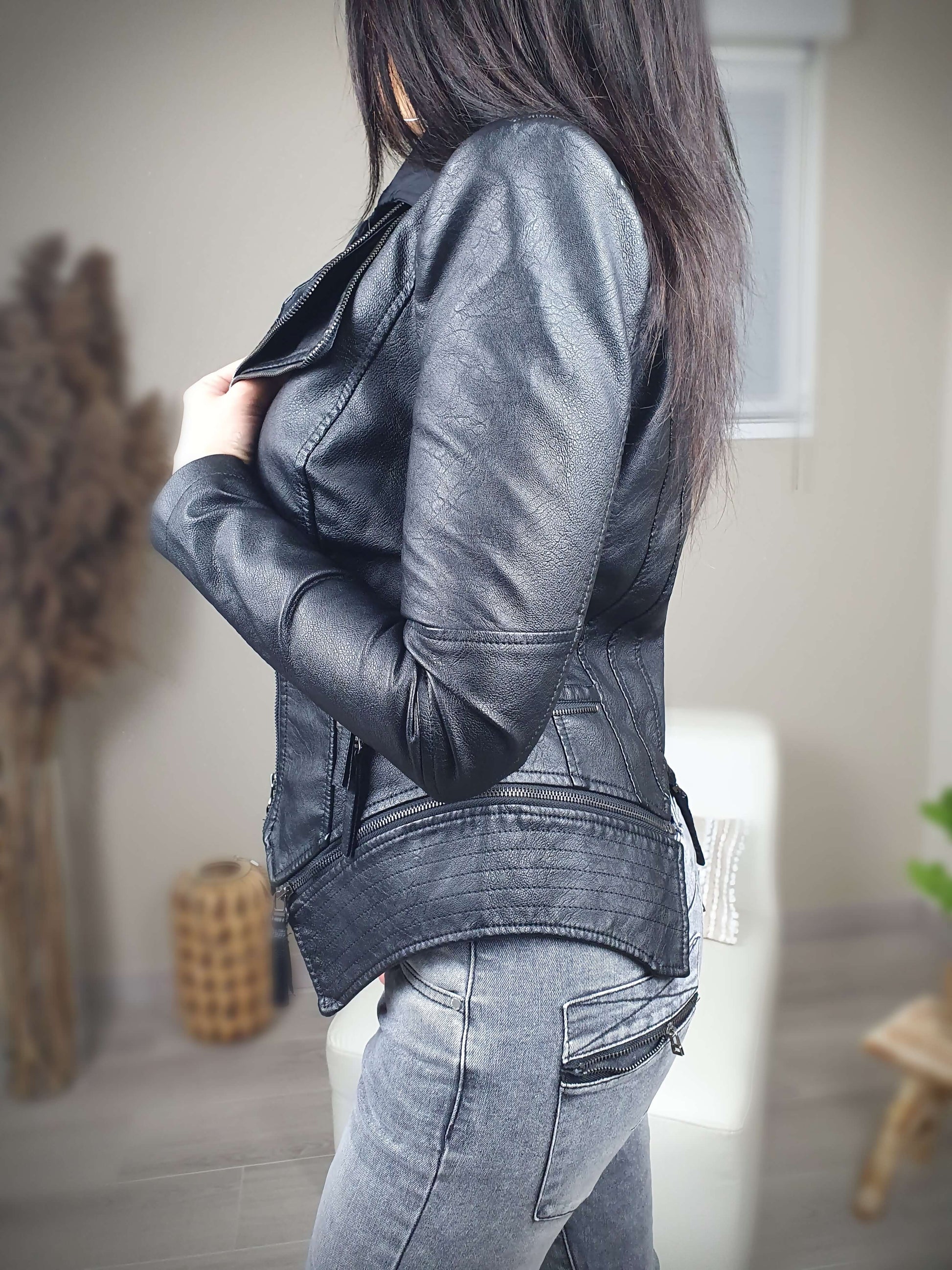 Veste noire en simili cuir coupe cintrée et ajustée prêt du corps, manches longue et à épaulettes. Double col et doublure fermeture zippée sur l’avant. A découvrir sur www.gayano.fr