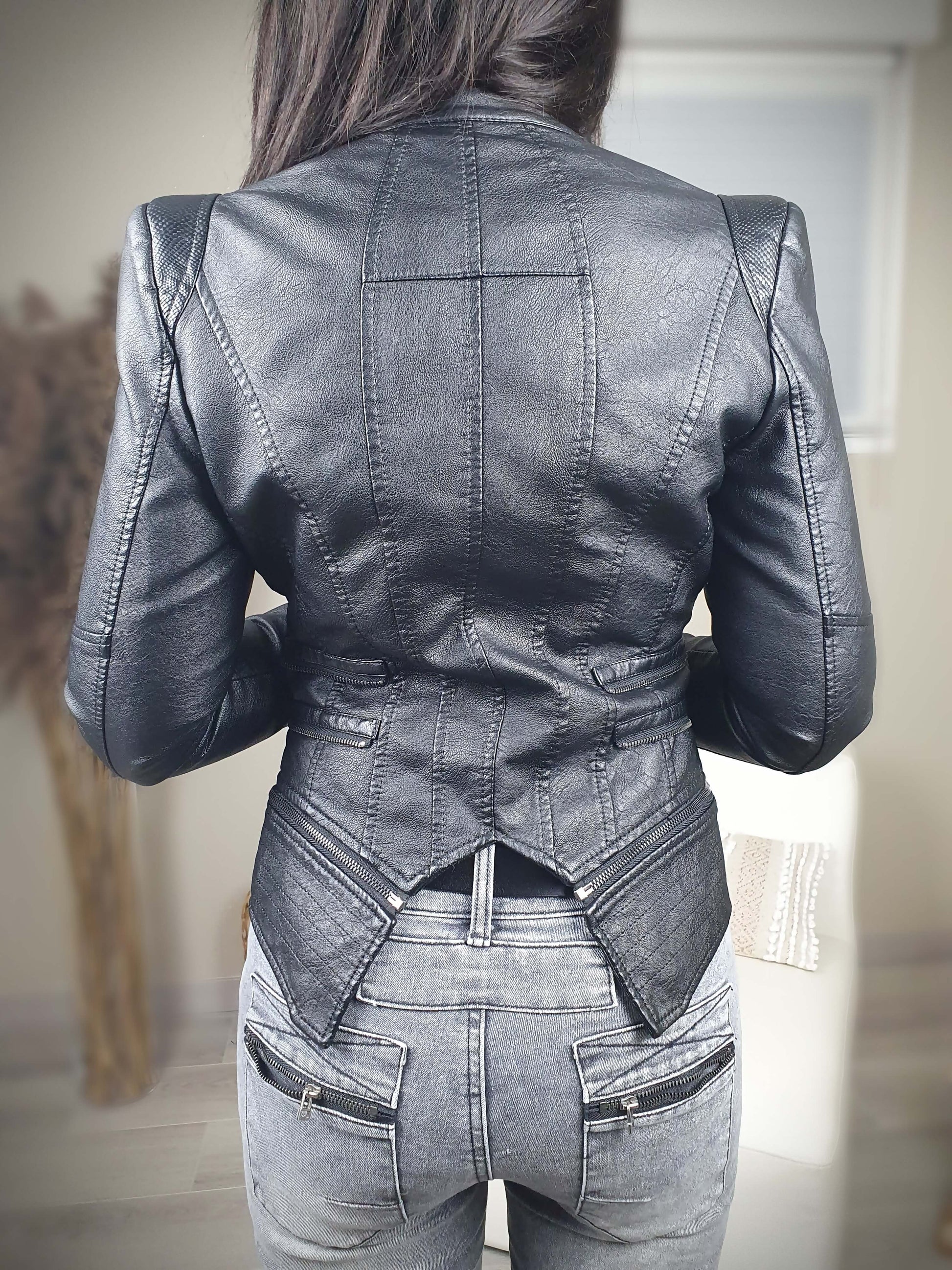 Veste noire en simili cuir coupe cintrée et ajustée prêt du corps, manches longue et à épaulettes. Double col et doublure fermeture zippée sur l’avant. A découvrir sur www.gayano.fr