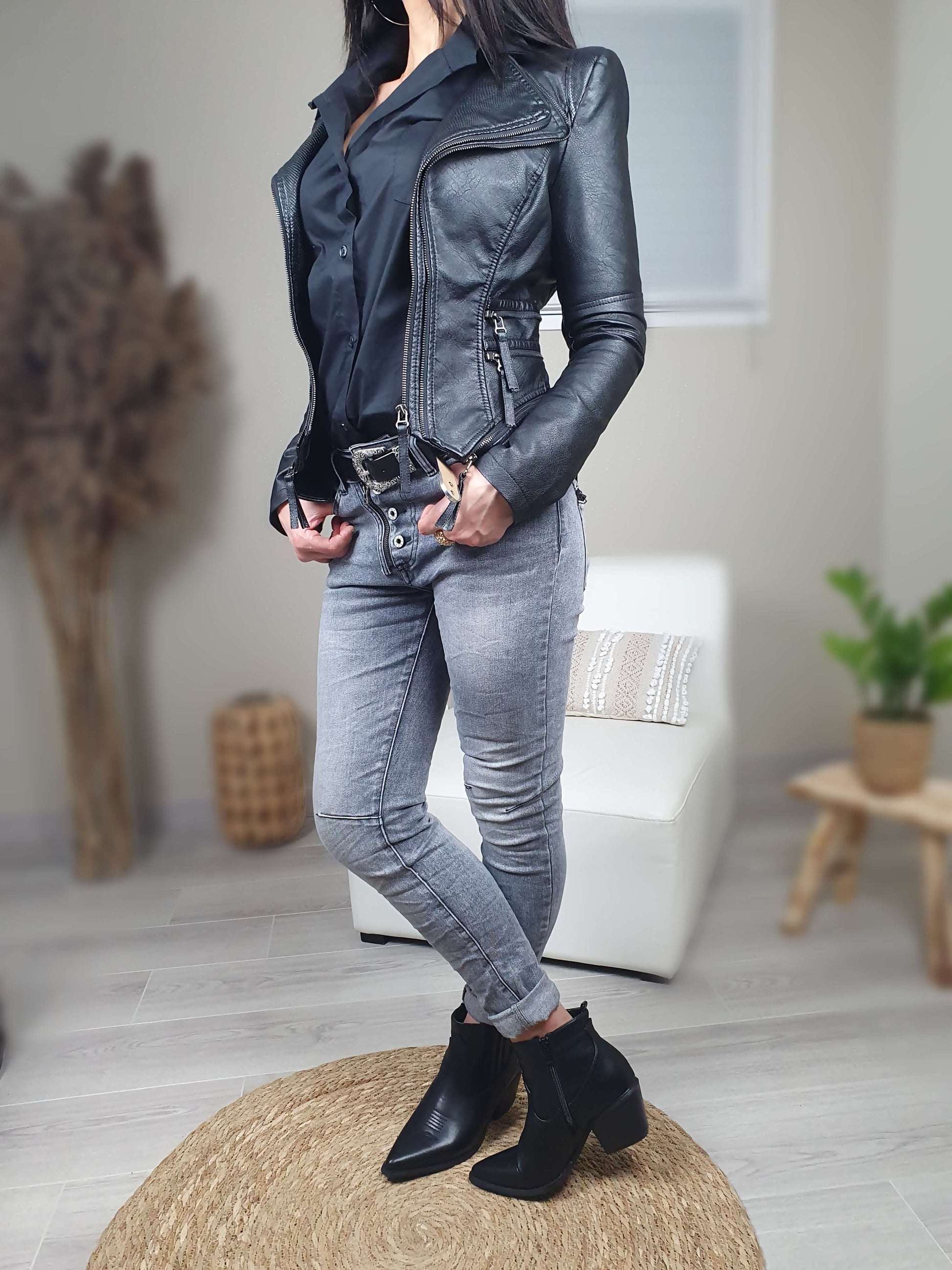 Veste noire en simili cuir coupe cintrée et ajustée prêt du corps, manches longue et à épaulettes. Double col et doublure fermeture zippée sur l’avant. A découvrir sur www.gayano.fr