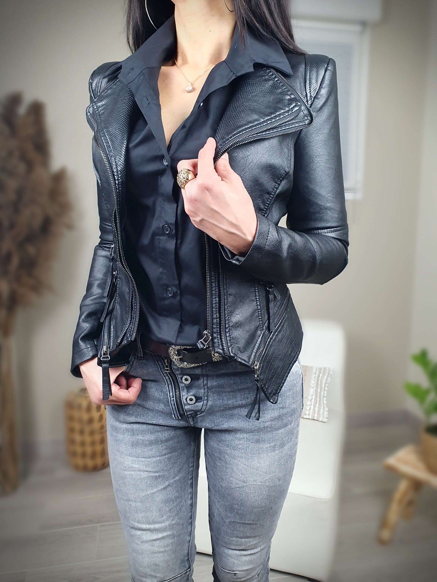 Veste noire en simili cuir coupe cintrée et ajustée prêt du corps, manches longue et à épaulettes. Double col et doublure fermeture zippée sur l’avant. A découvrir sur www.gayano.fr