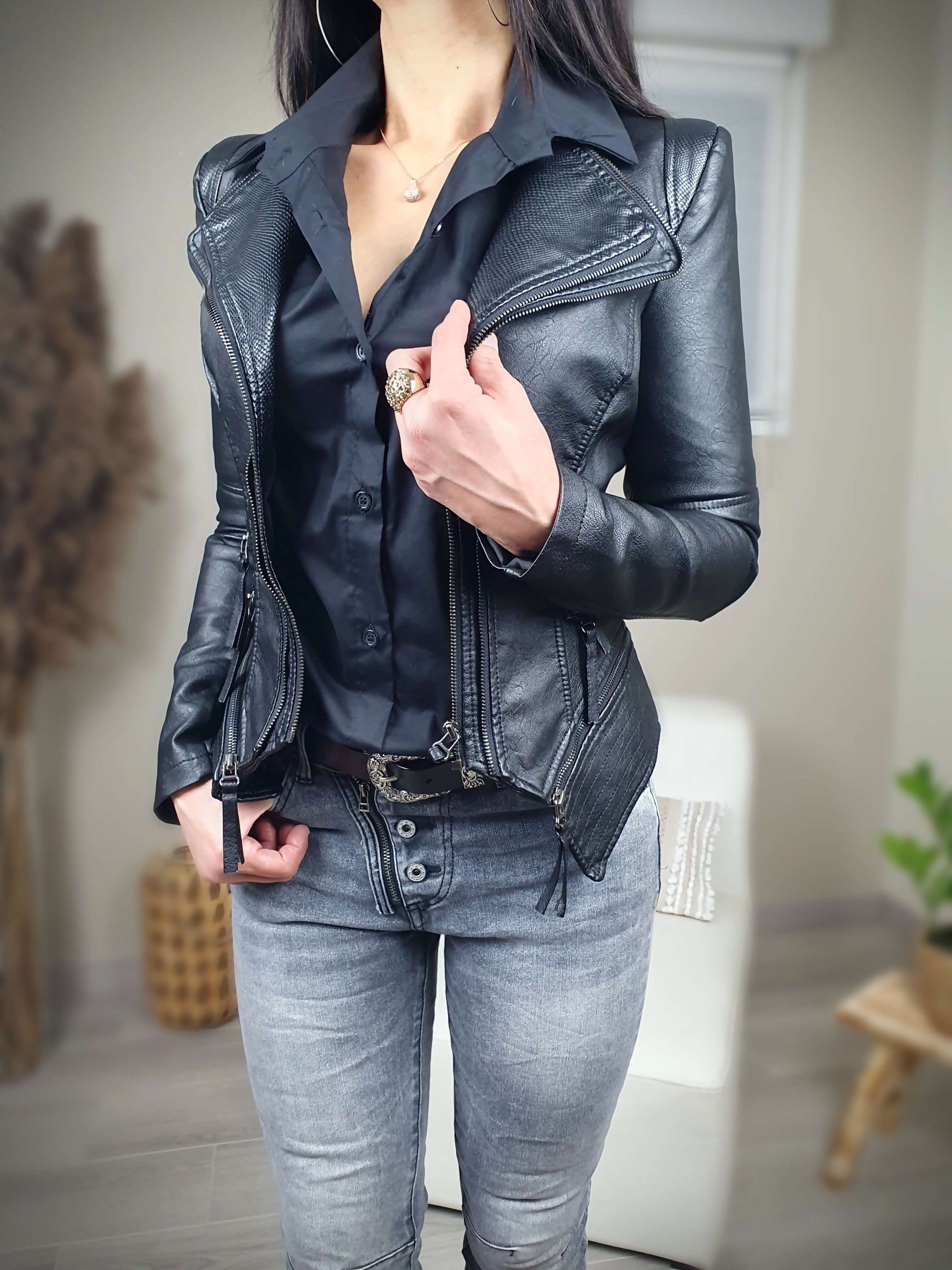 Veste noire en simili cuir coupe cintrée et ajustée prêt du corps, manches longue et à épaulettes. Double col et doublure fermeture zippée sur l’avant. A découvrir sur www.gayano.fr